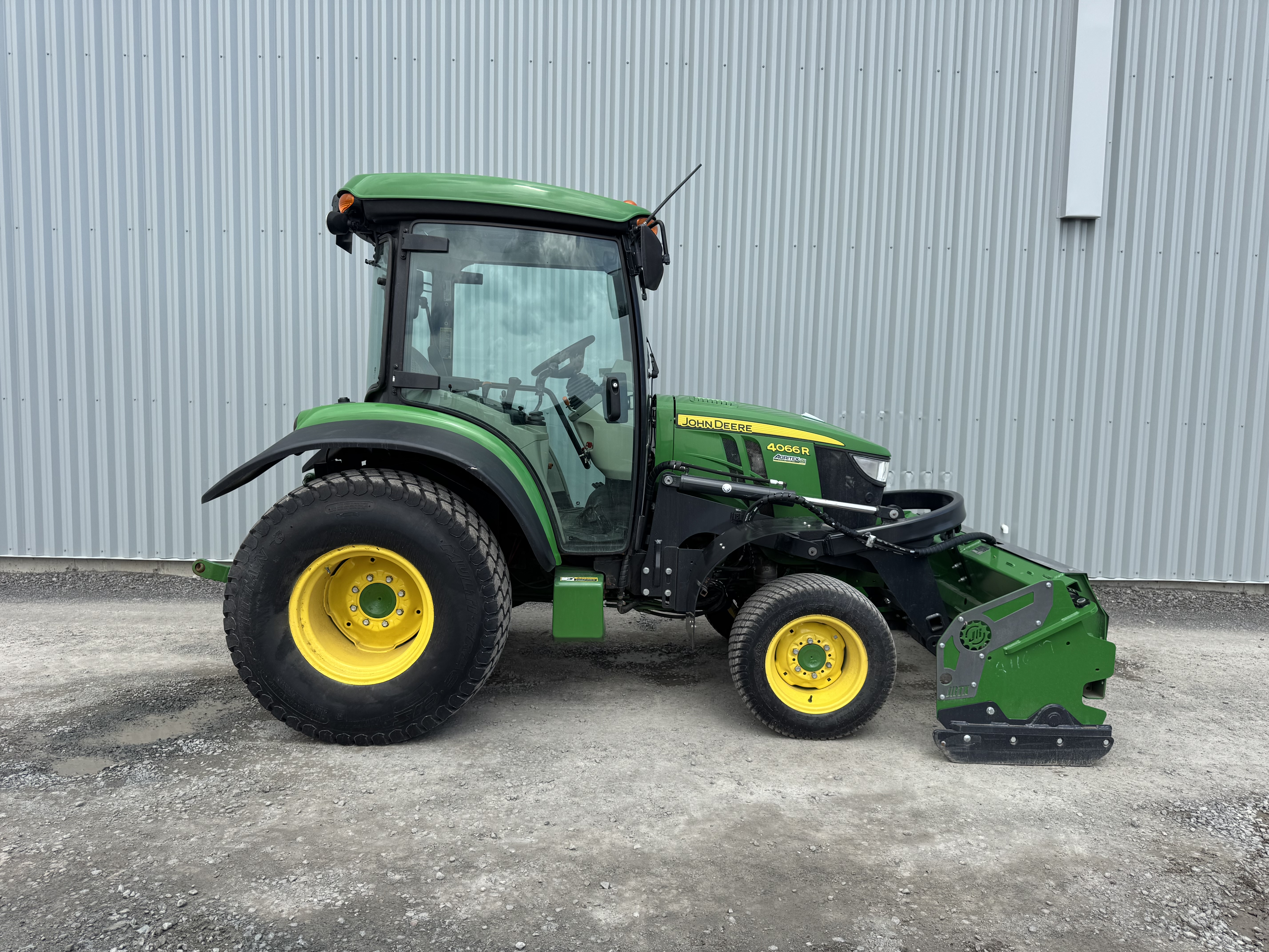 John Deere 4066R TURF GRATTE 