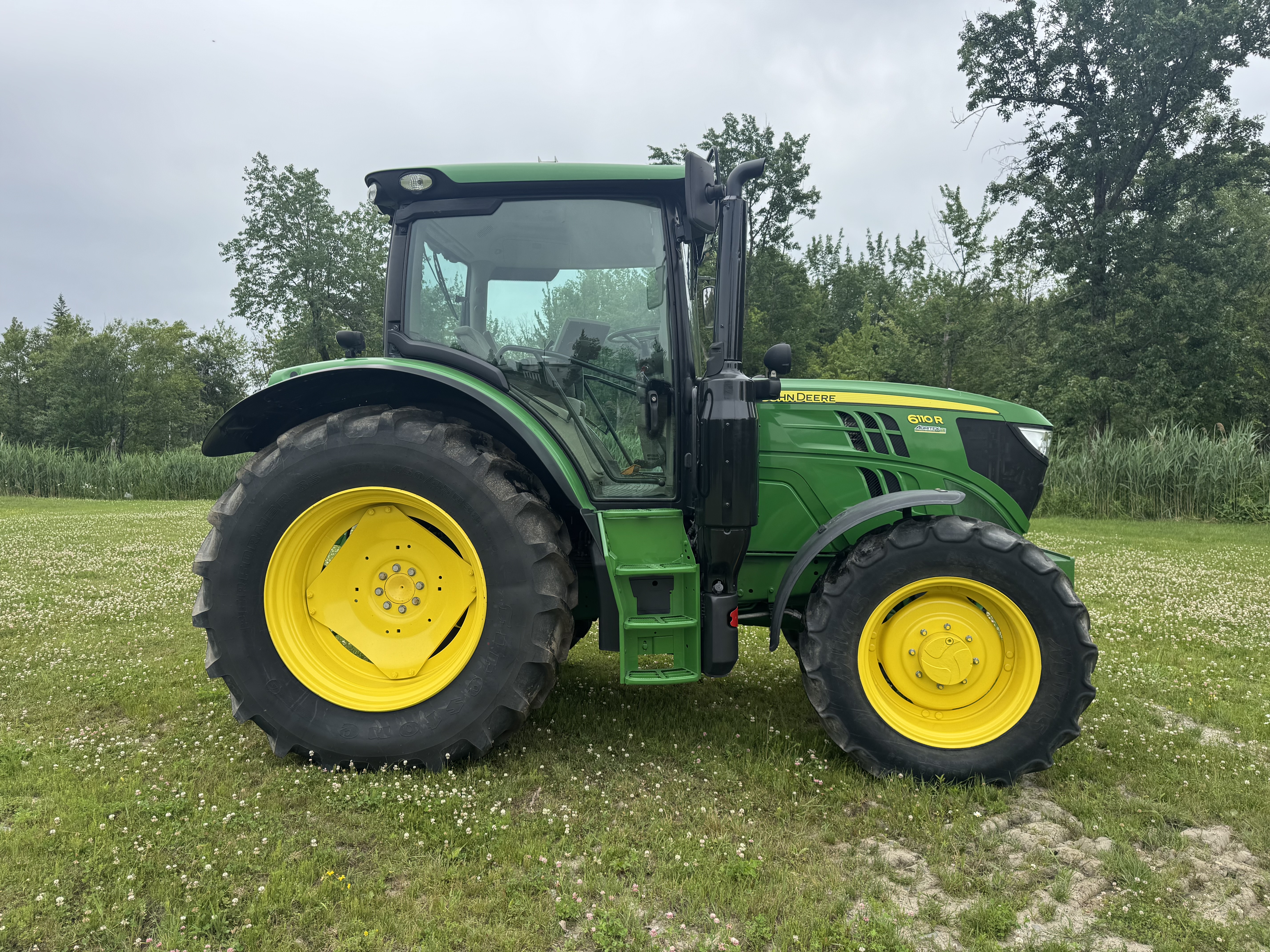 John Deere 6110R 