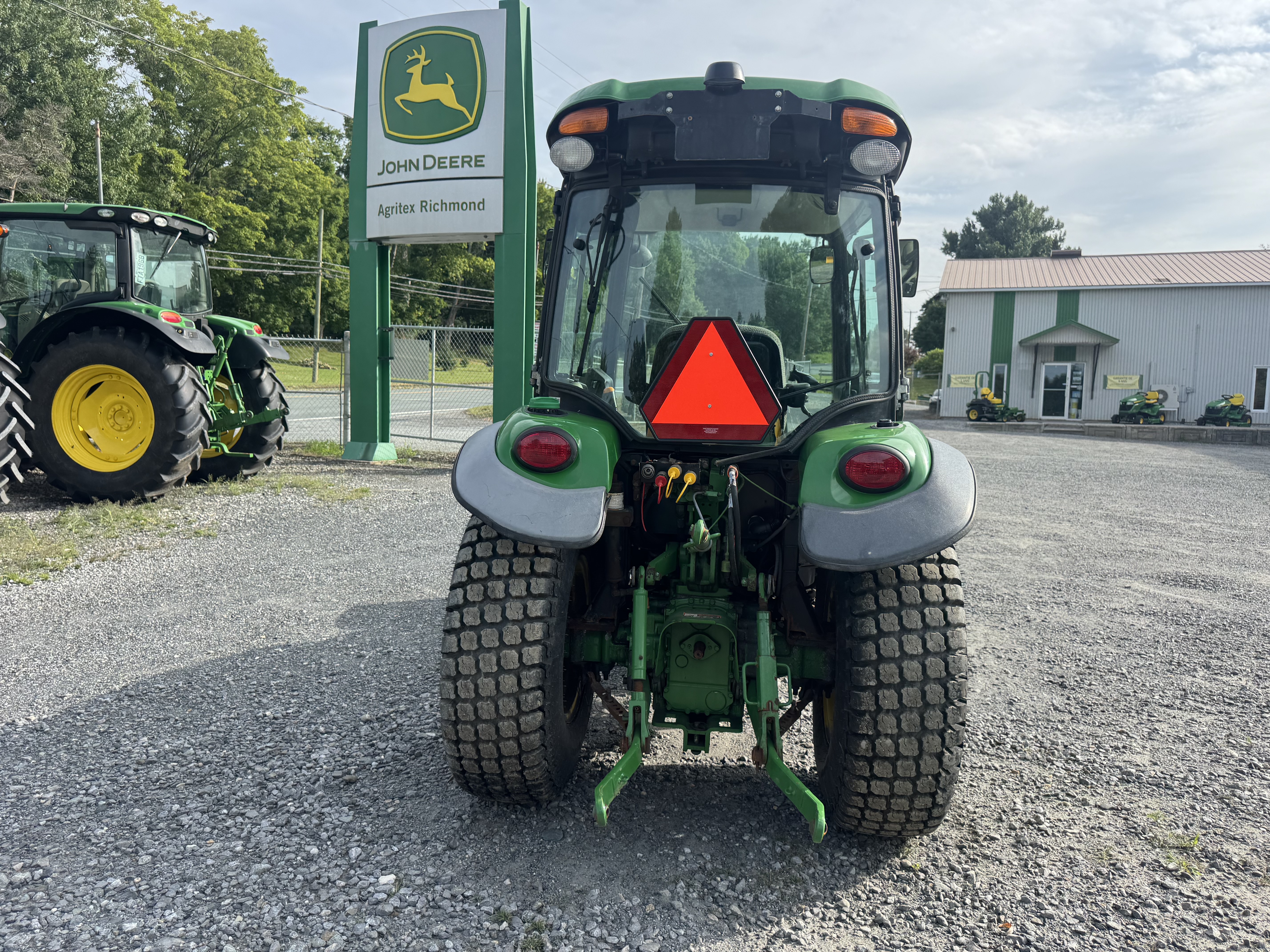 John Deere 3046R GRATTE