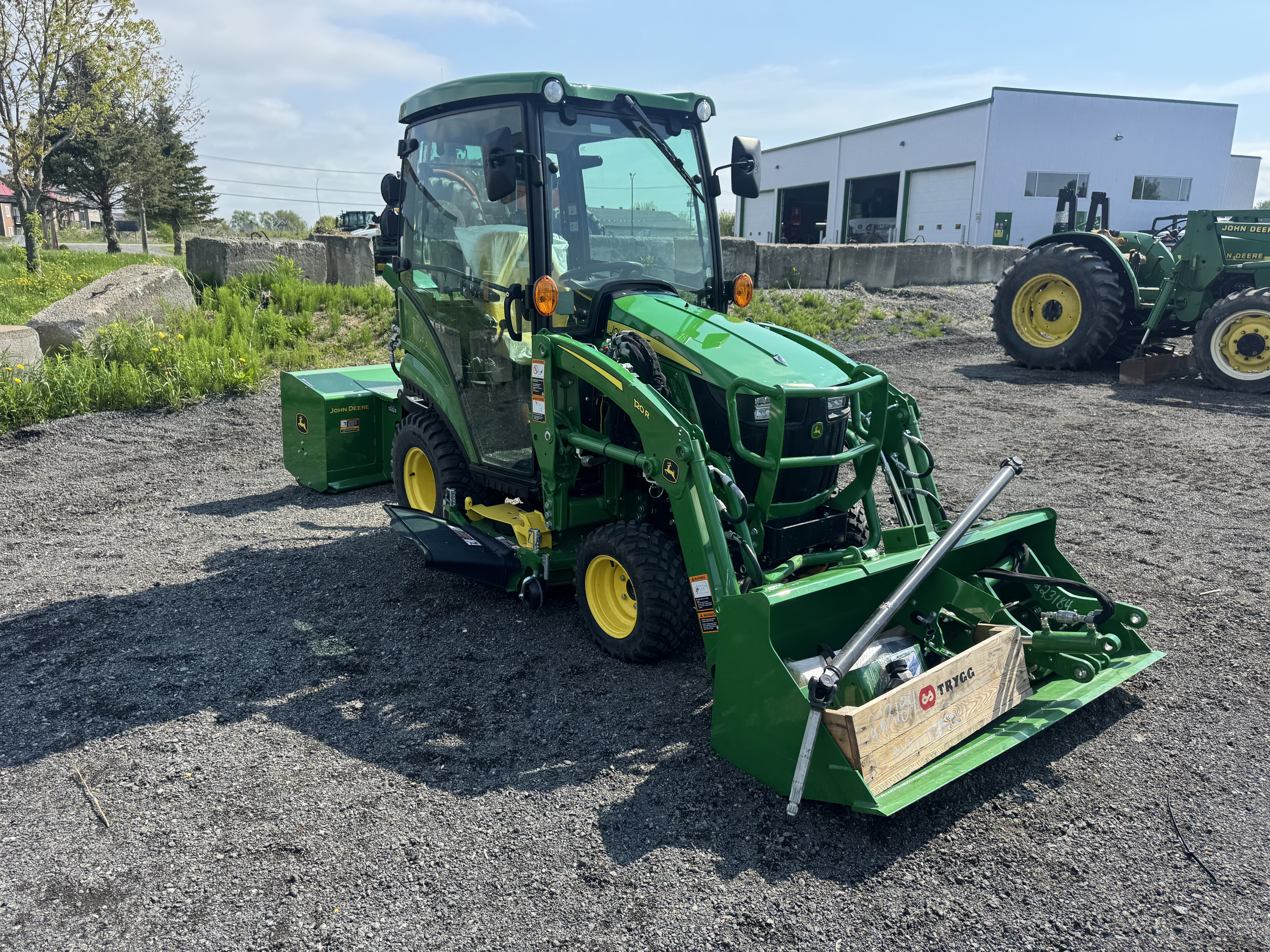 John Deere 1025R LDR + TOUDEUSE + SOUFFLEUR