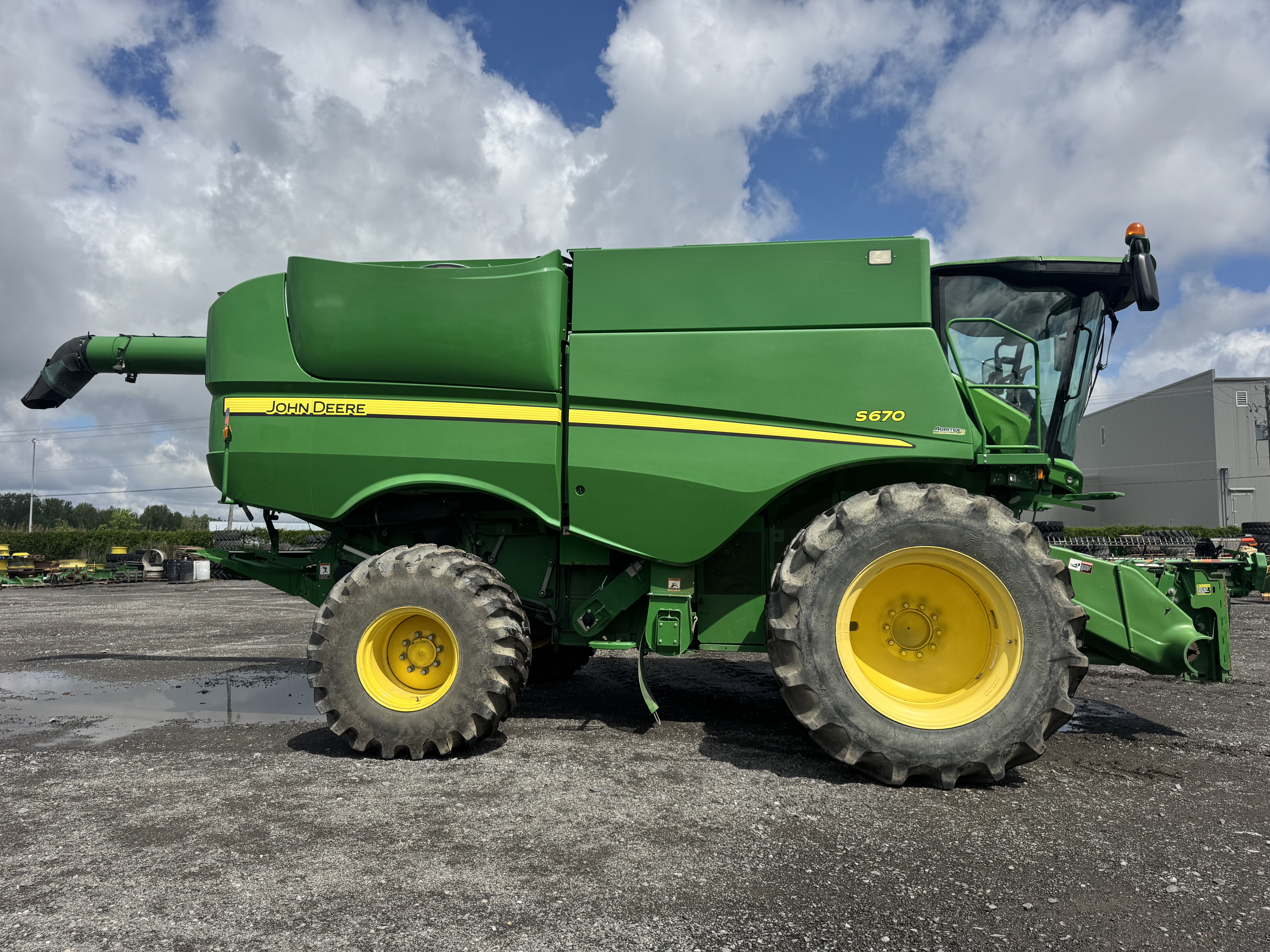 John Deere S670
