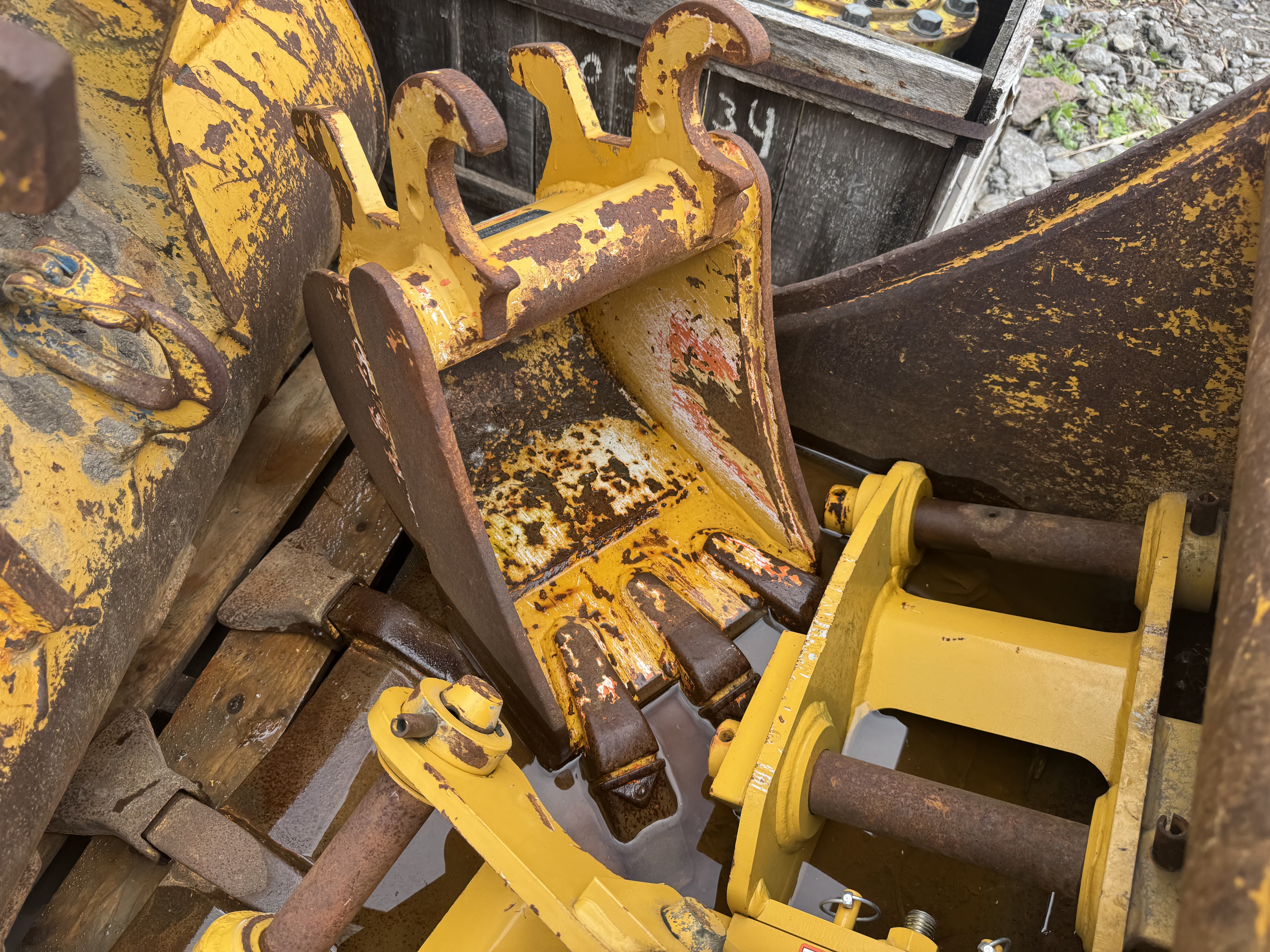 John Deere BUCKET A DENT 12 PC  Pour 17G