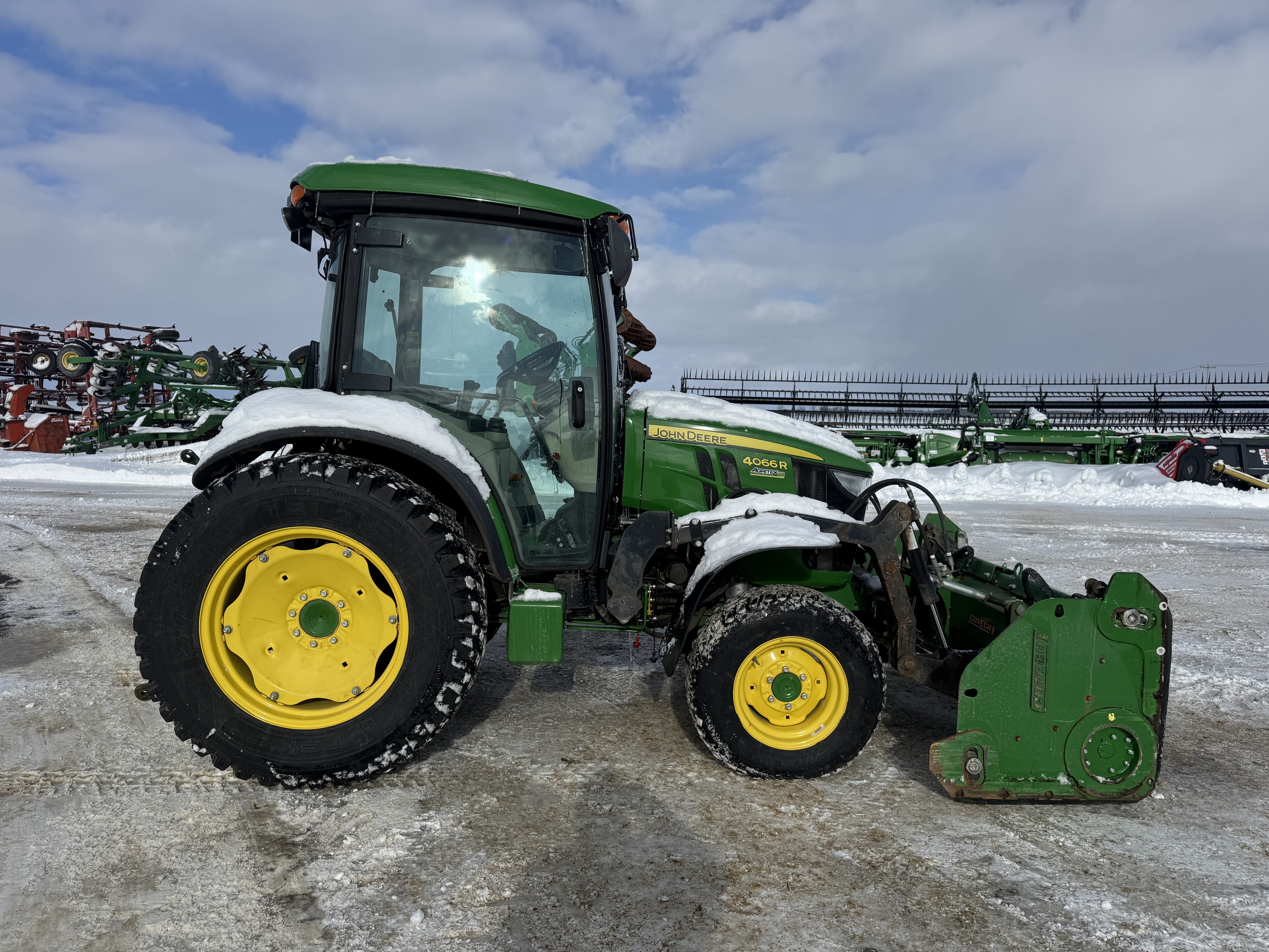 John Deere 4066R GRATTE NOKIAN    