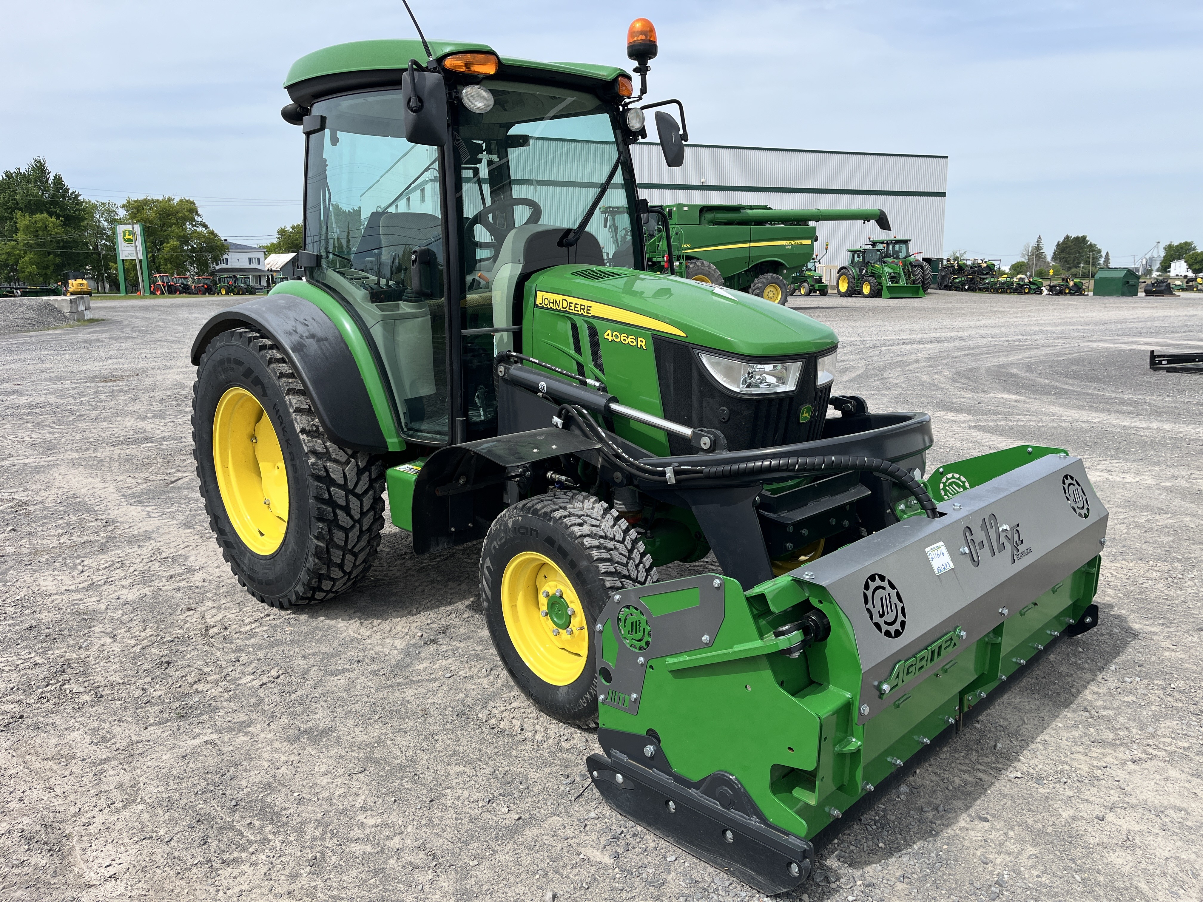 John Deere 4066R GRATTE NOKIAN    