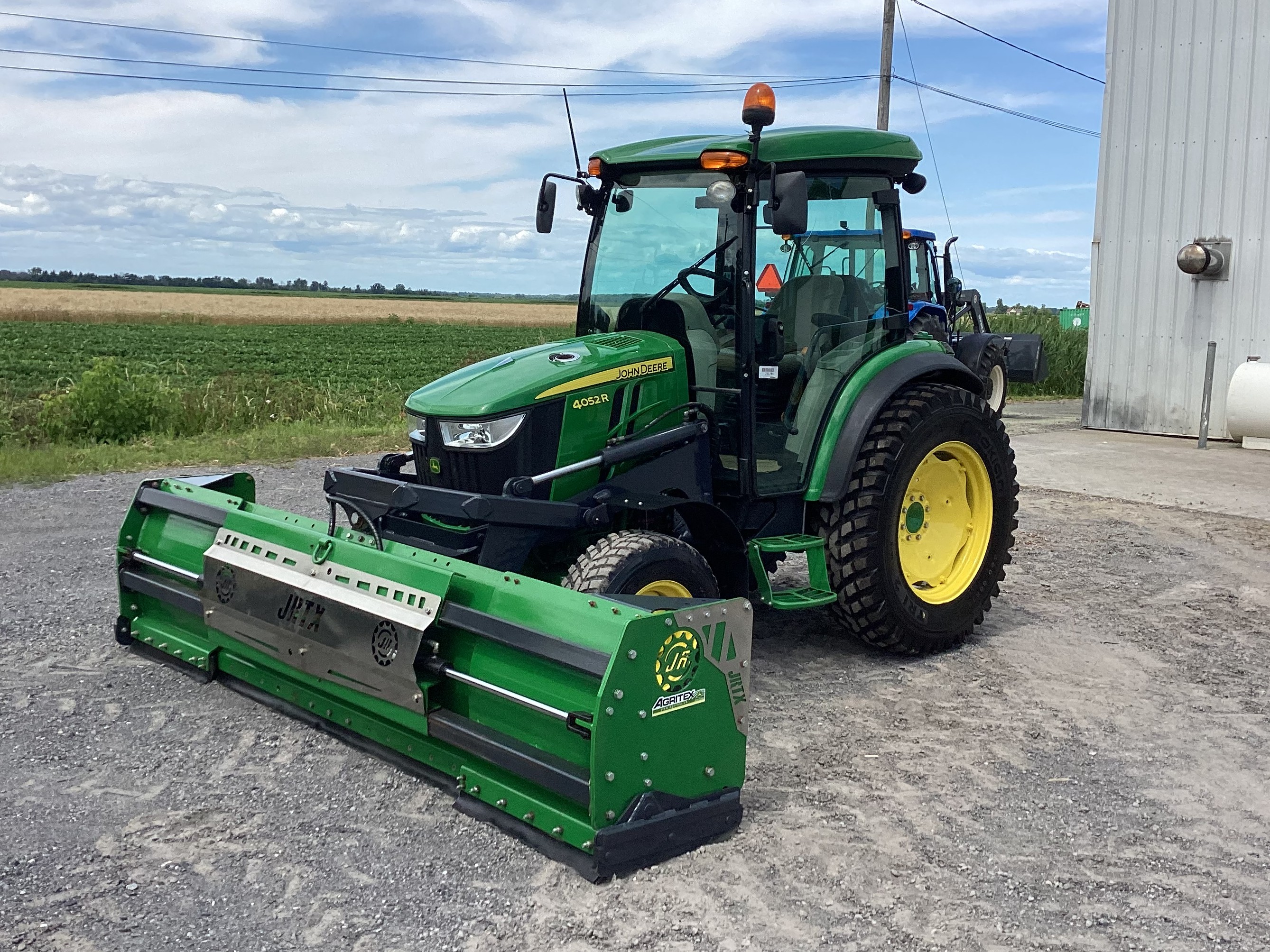 John Deere 4052R GRATTE NOKIAN 