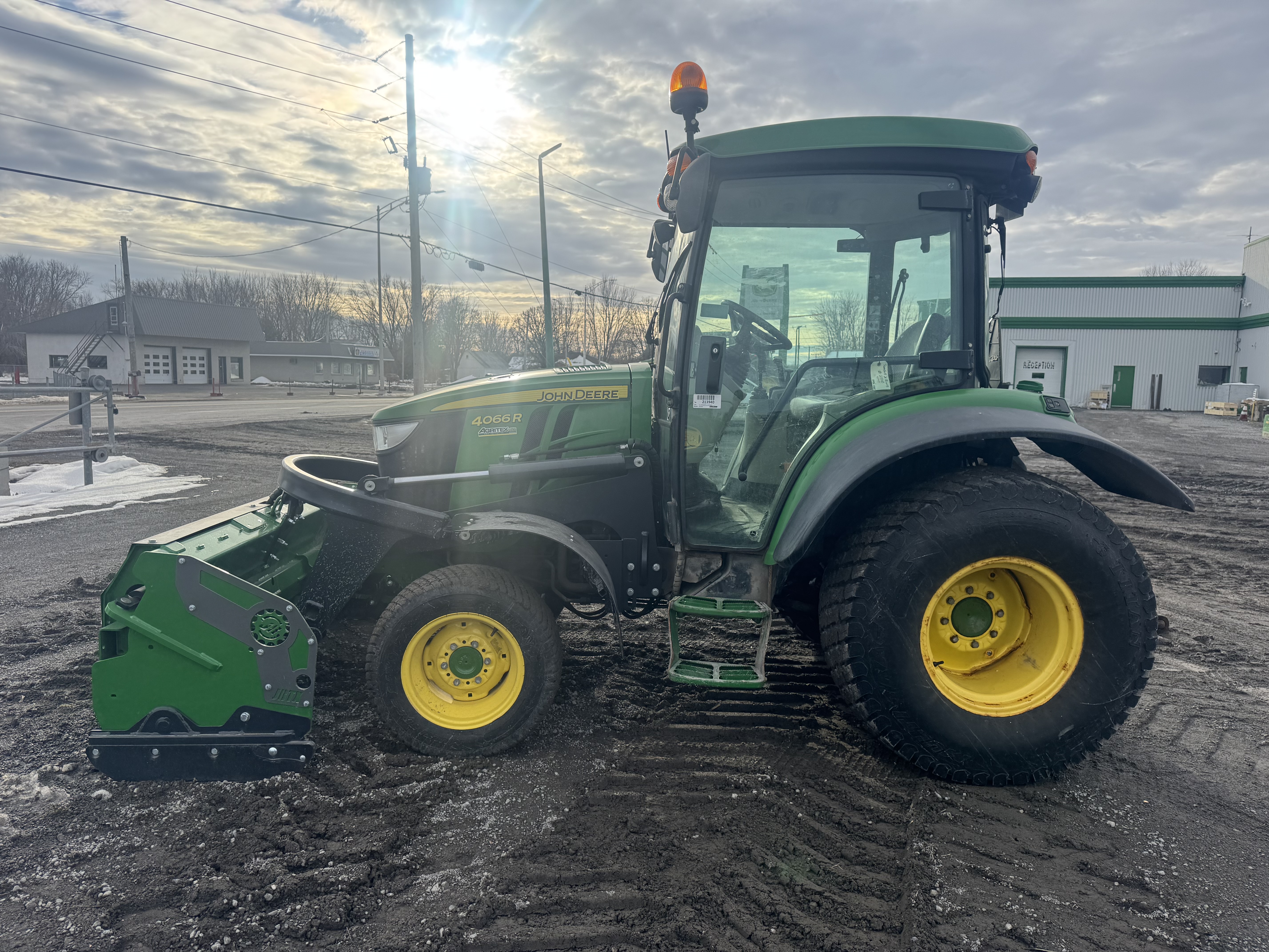 John Deere 4066R TURF GRATTE 