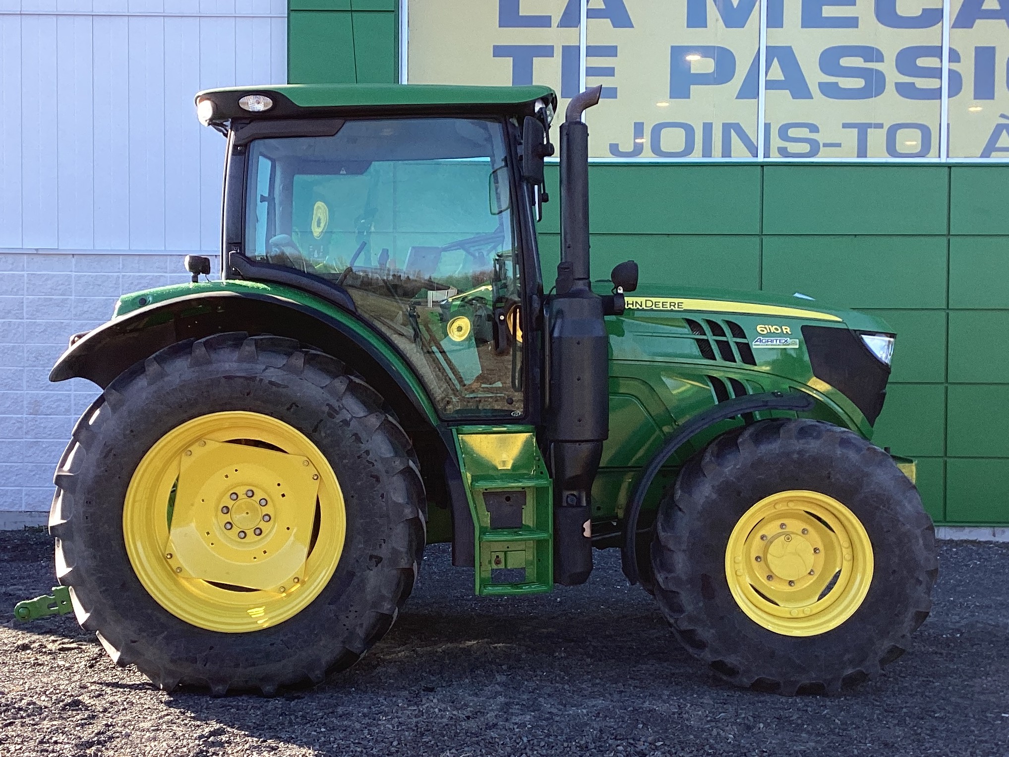 John Deere 6110R 