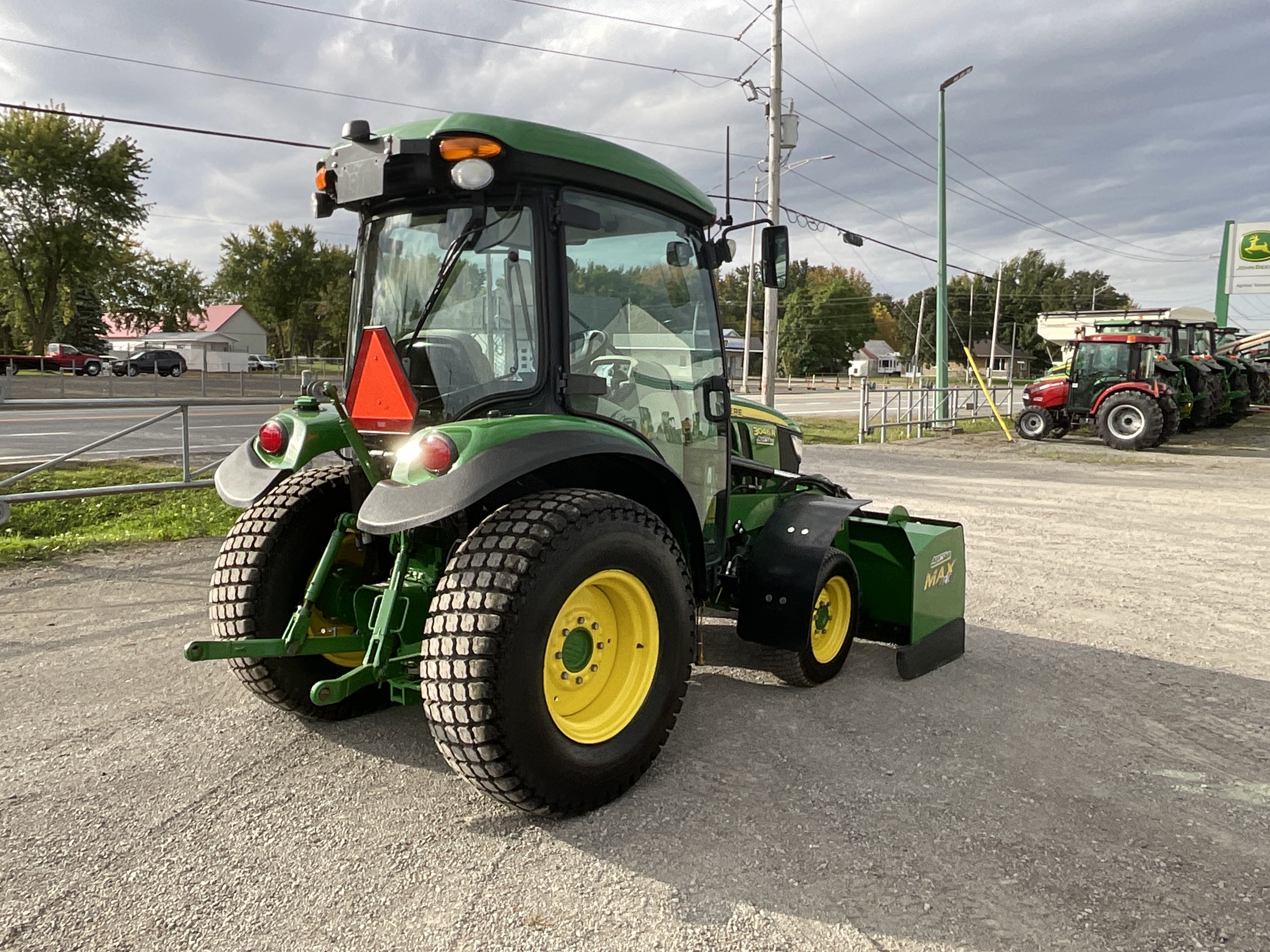 John Deere 3046R