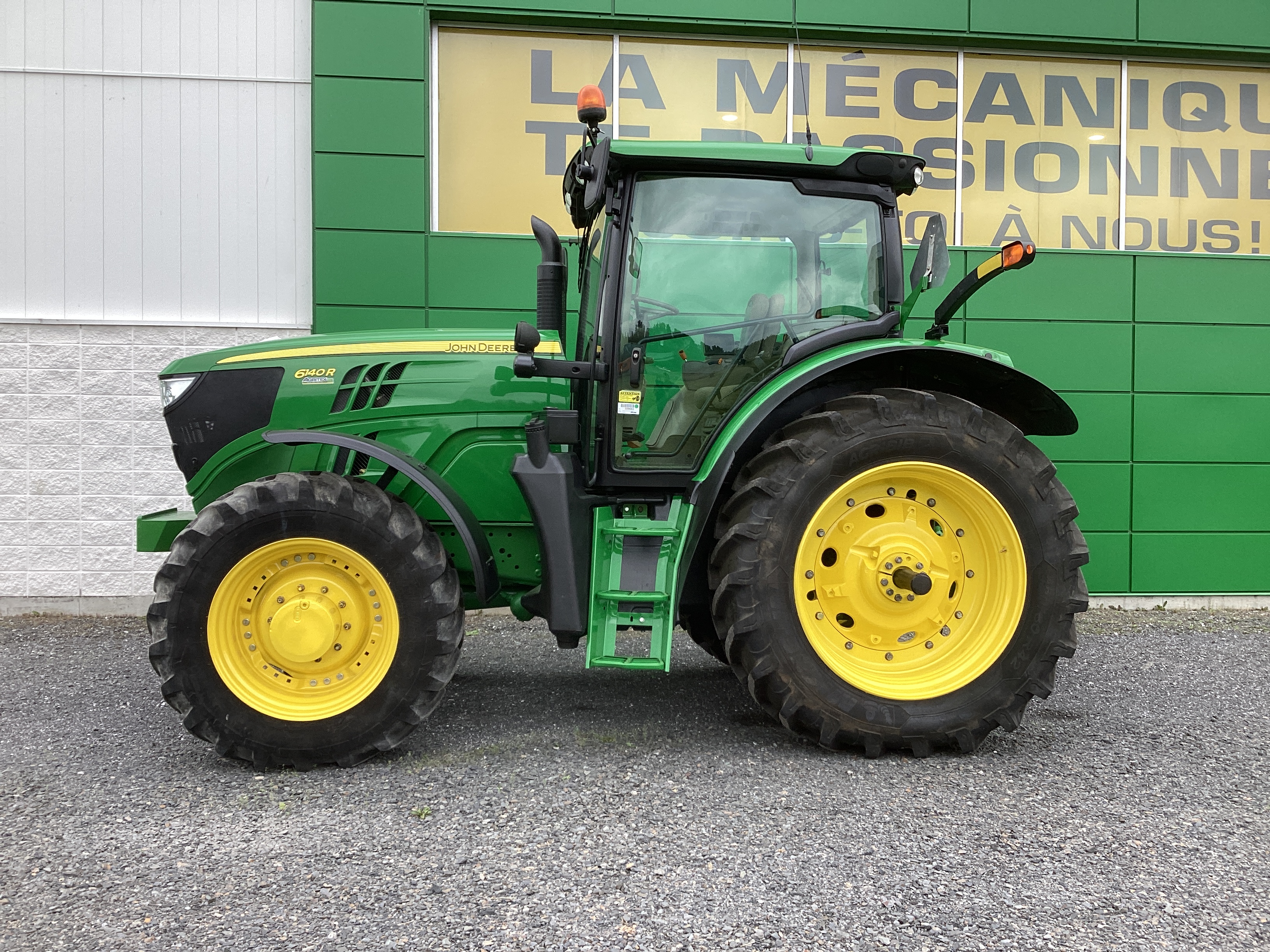 John Deere 6140R 