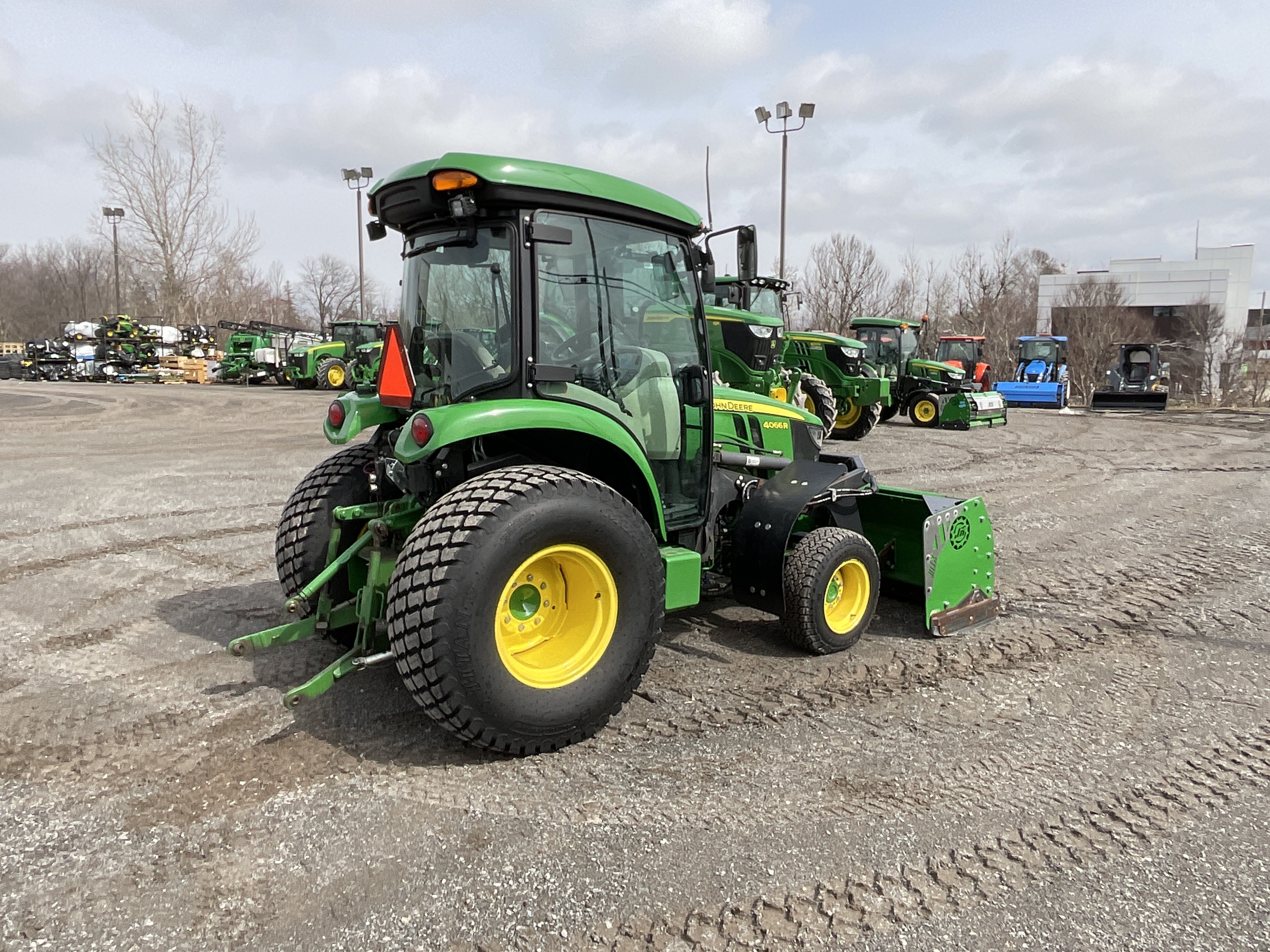 John Deere 4066R GRATTE TURF   