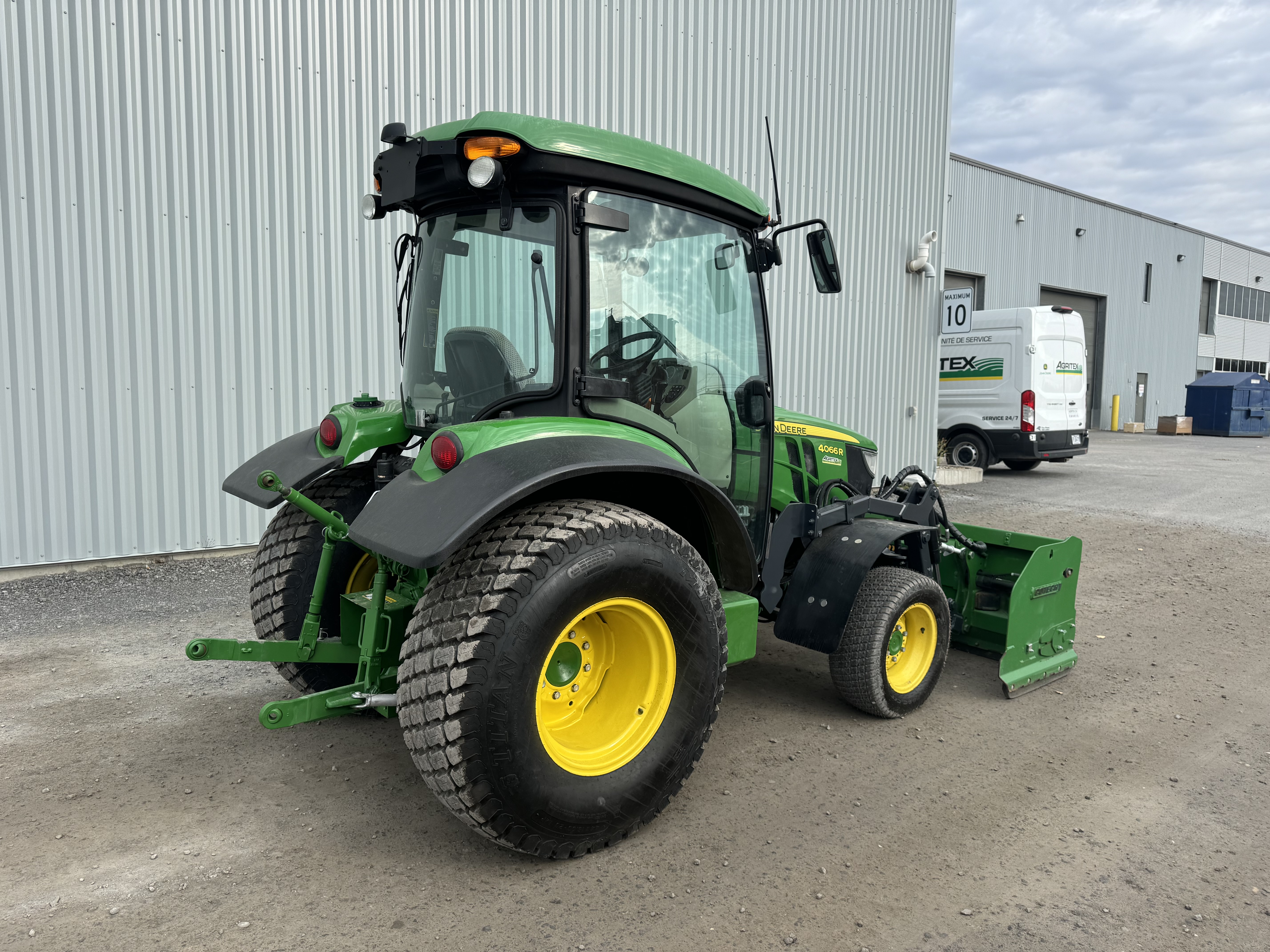 John Deere 4066R GRATTE TURF  