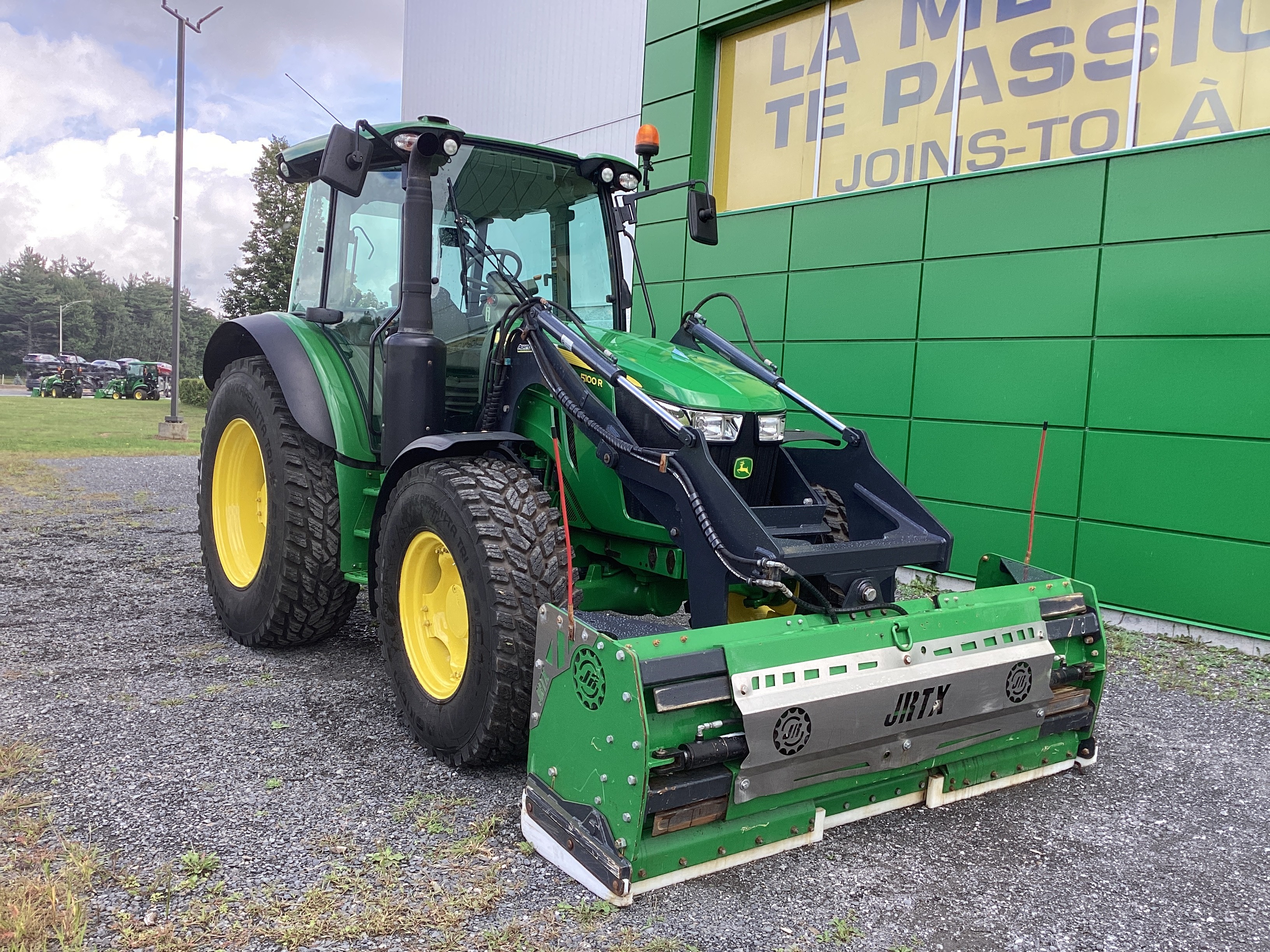 John Deere 5100R NOKIAN GRATTE