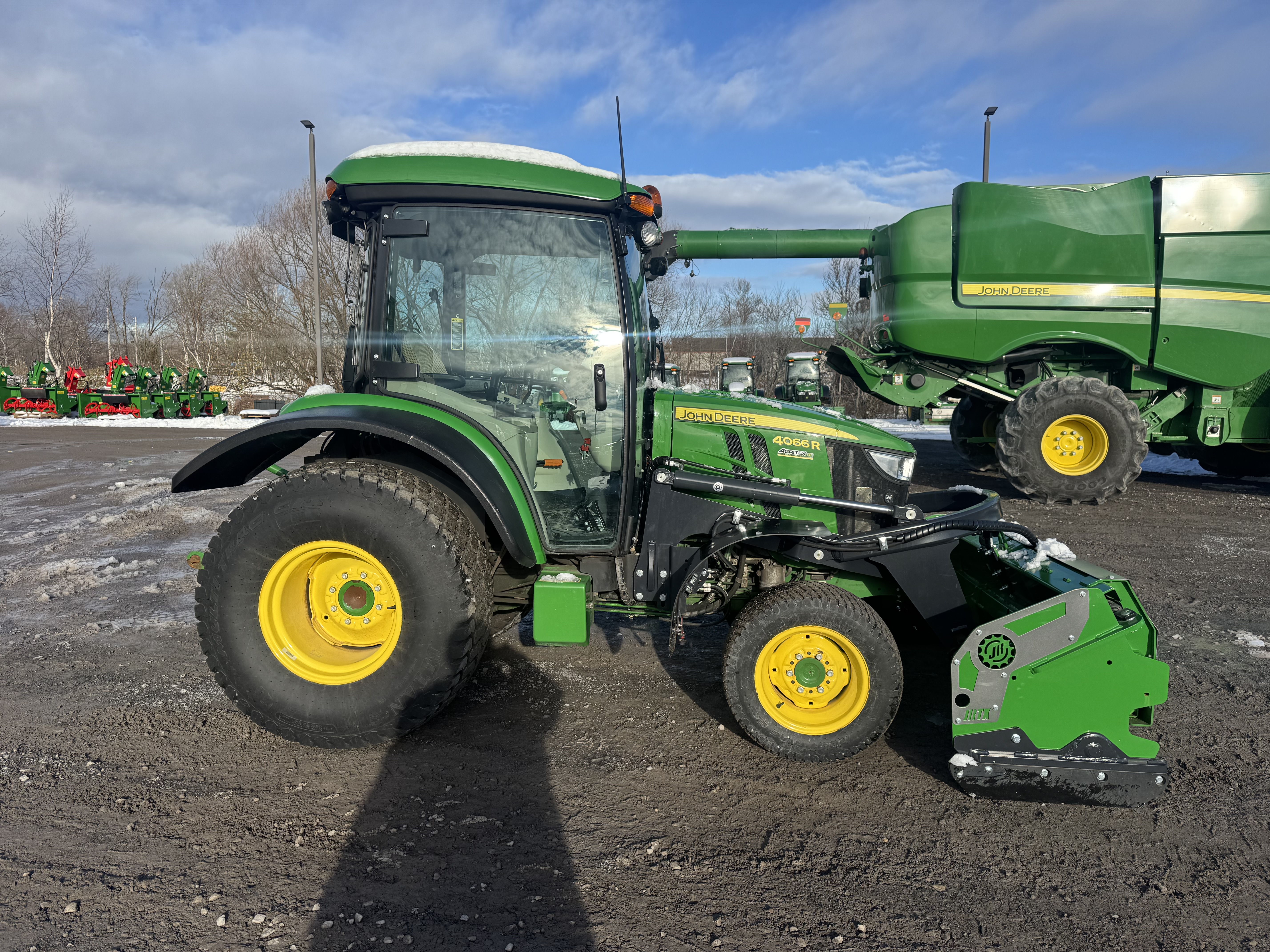 John Deere 4066R TURF GRATTE 