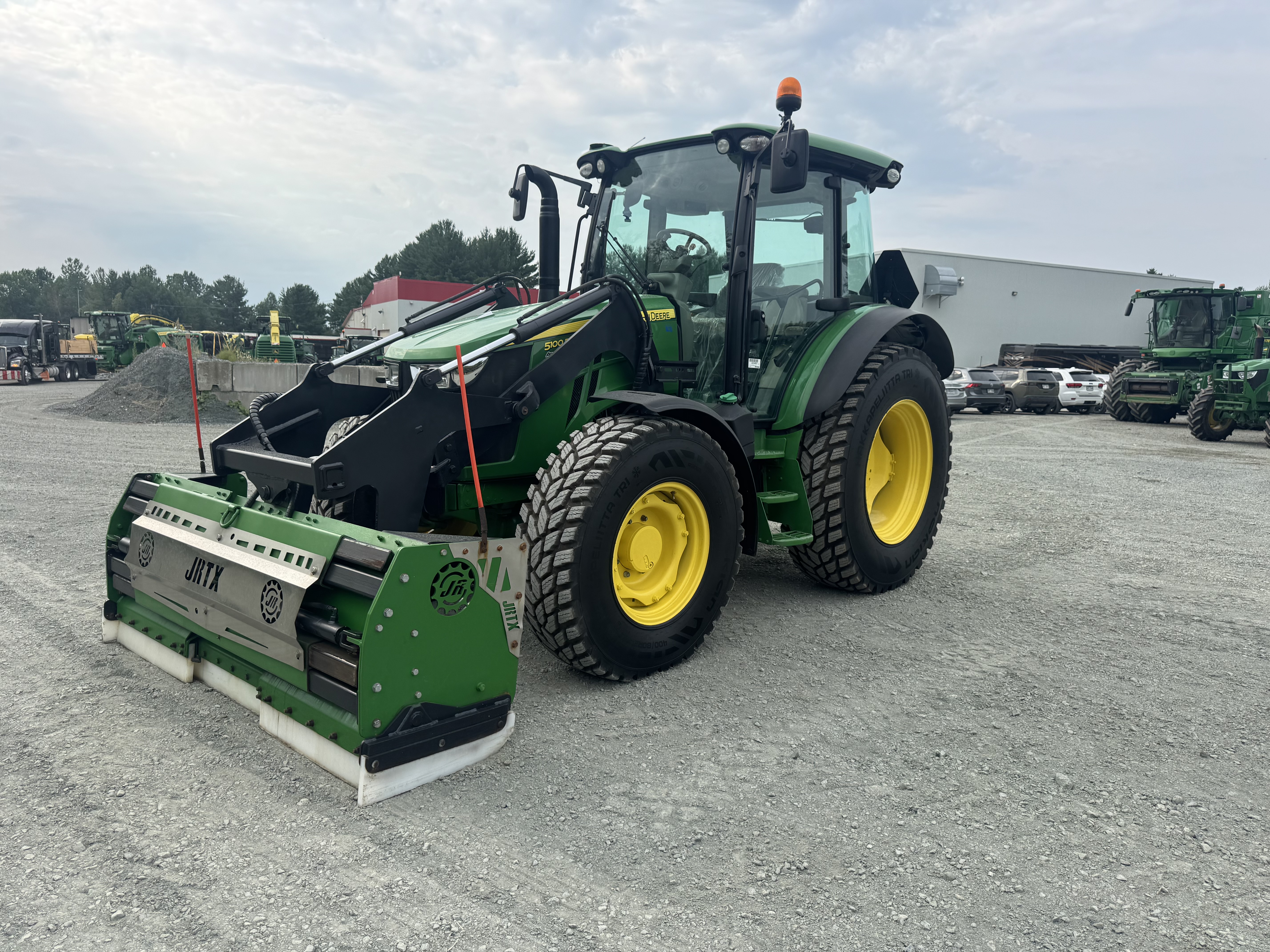 John Deere 5100R NOKIAN GRATTE