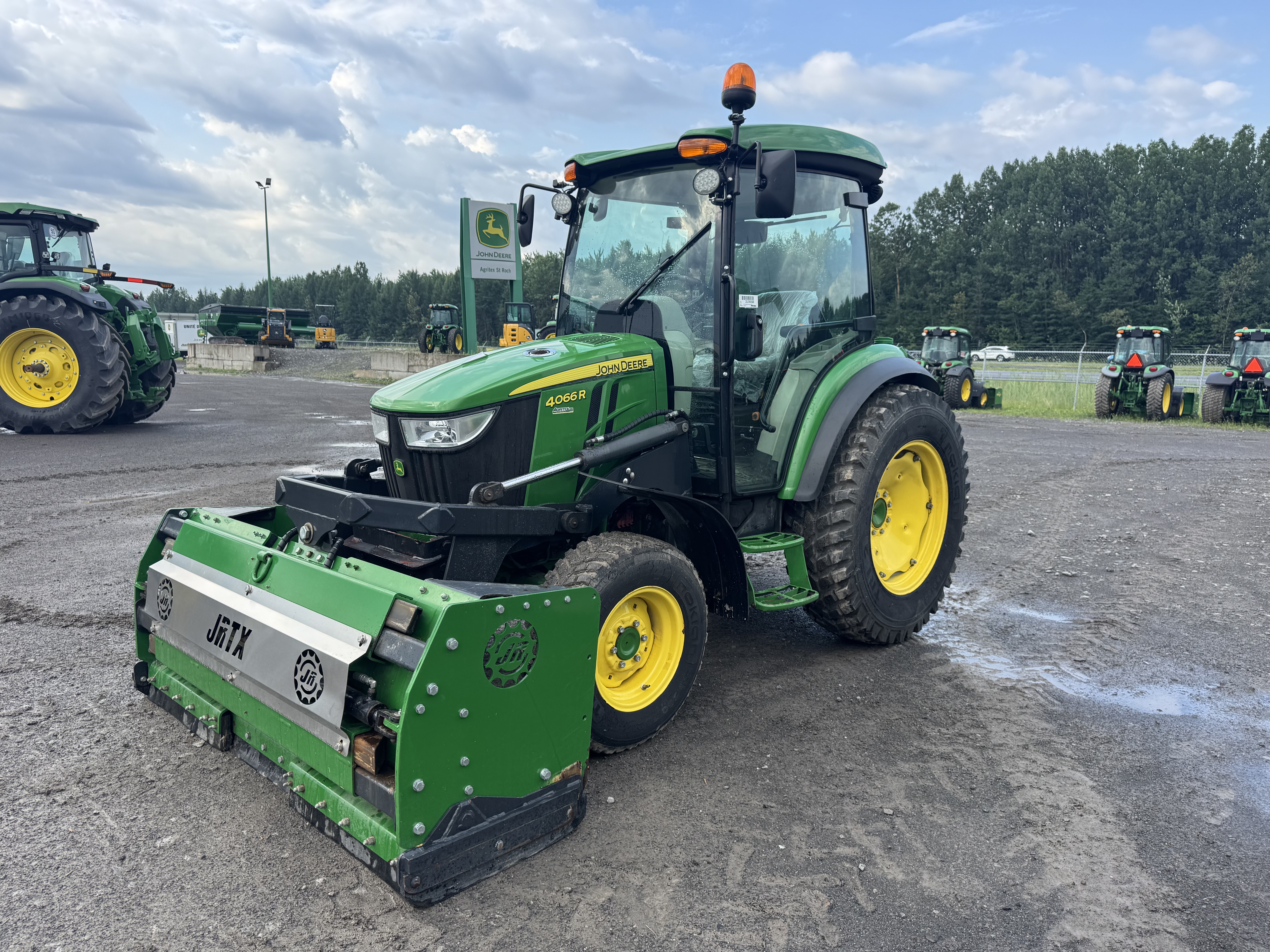 John Deere 4066R GRATTE NOKIAN    