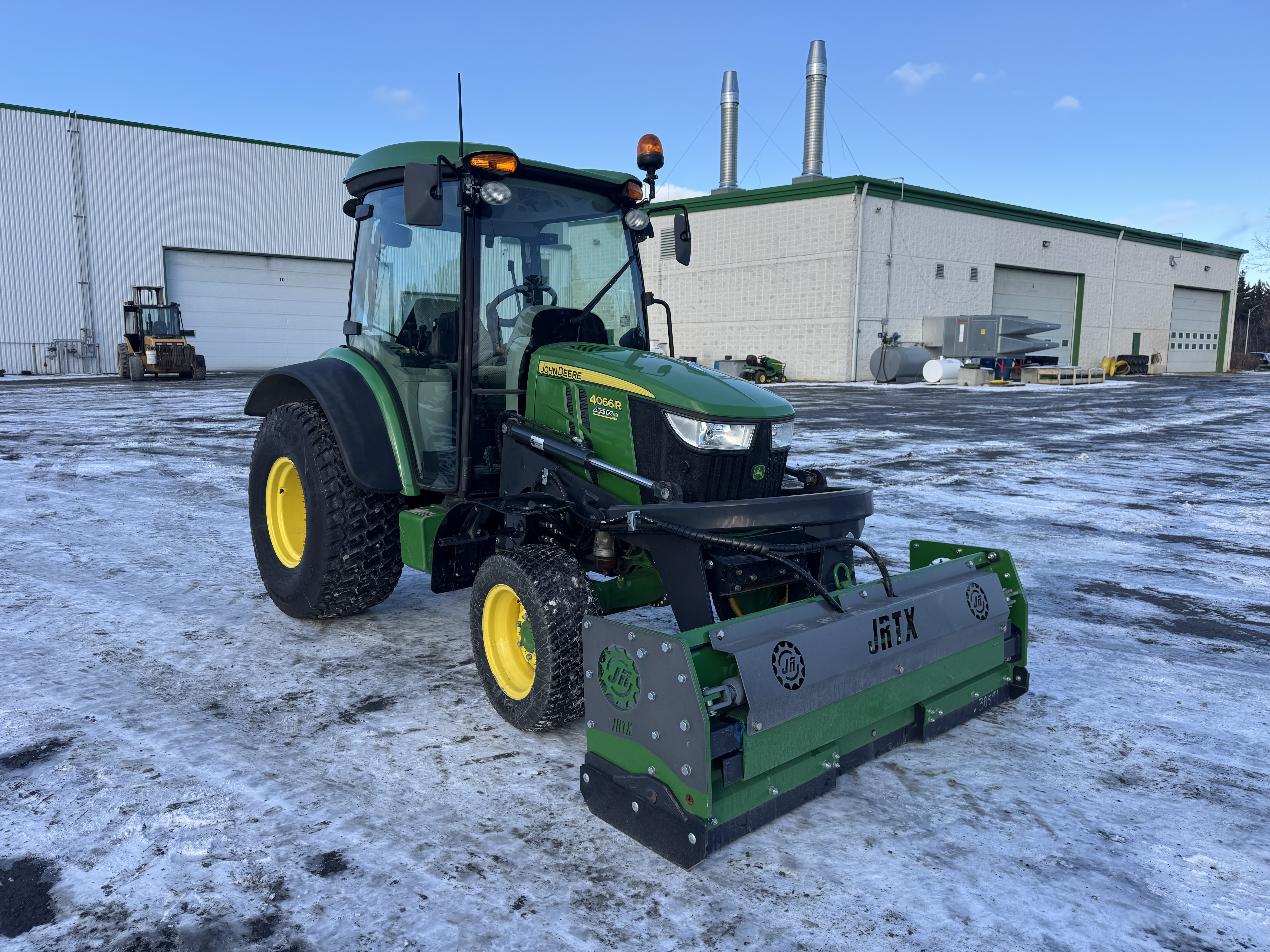 John Deere 4066R TURF GRATTE 