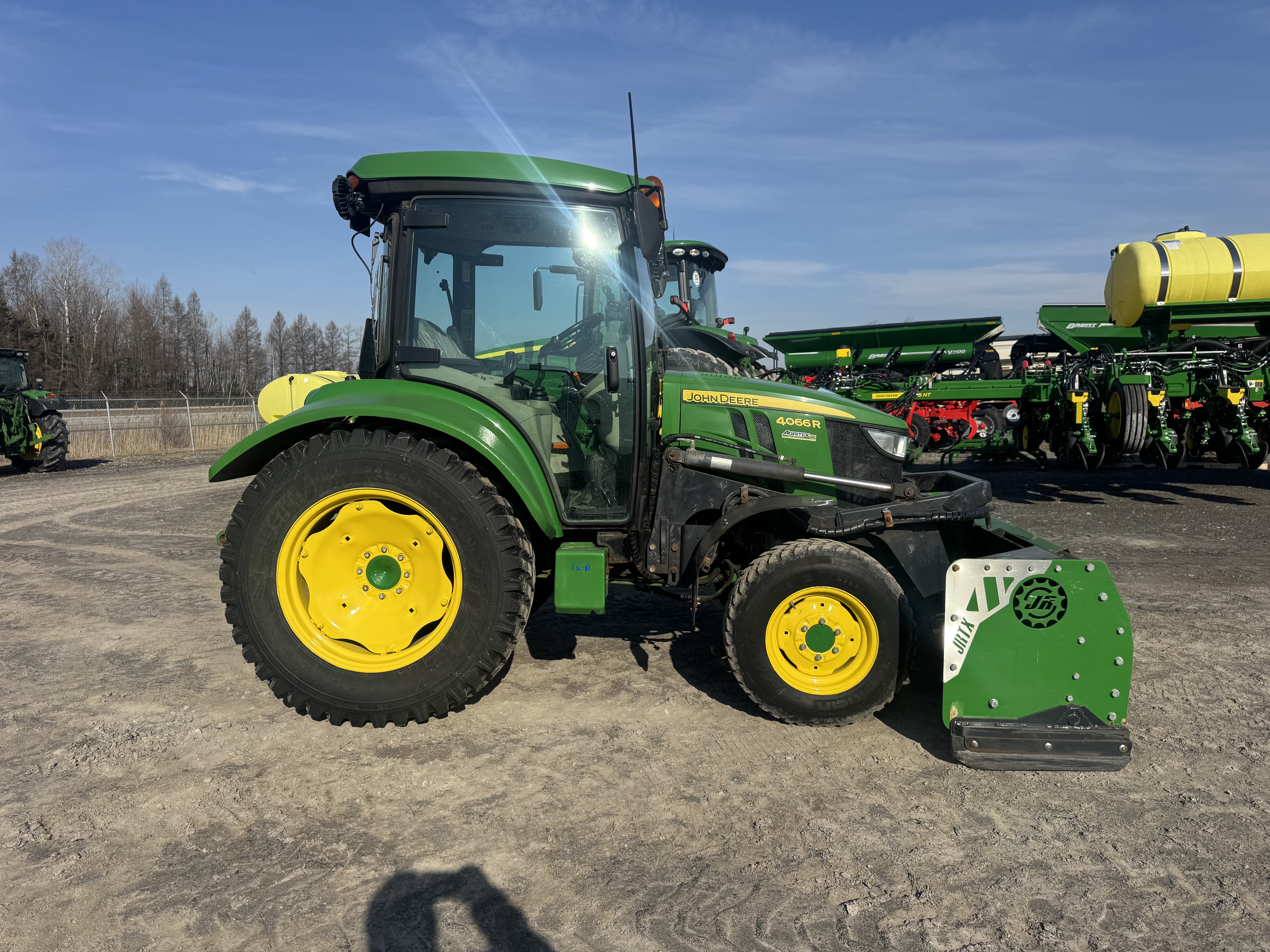 John Deere 4066R GRATTE NOKIAN    