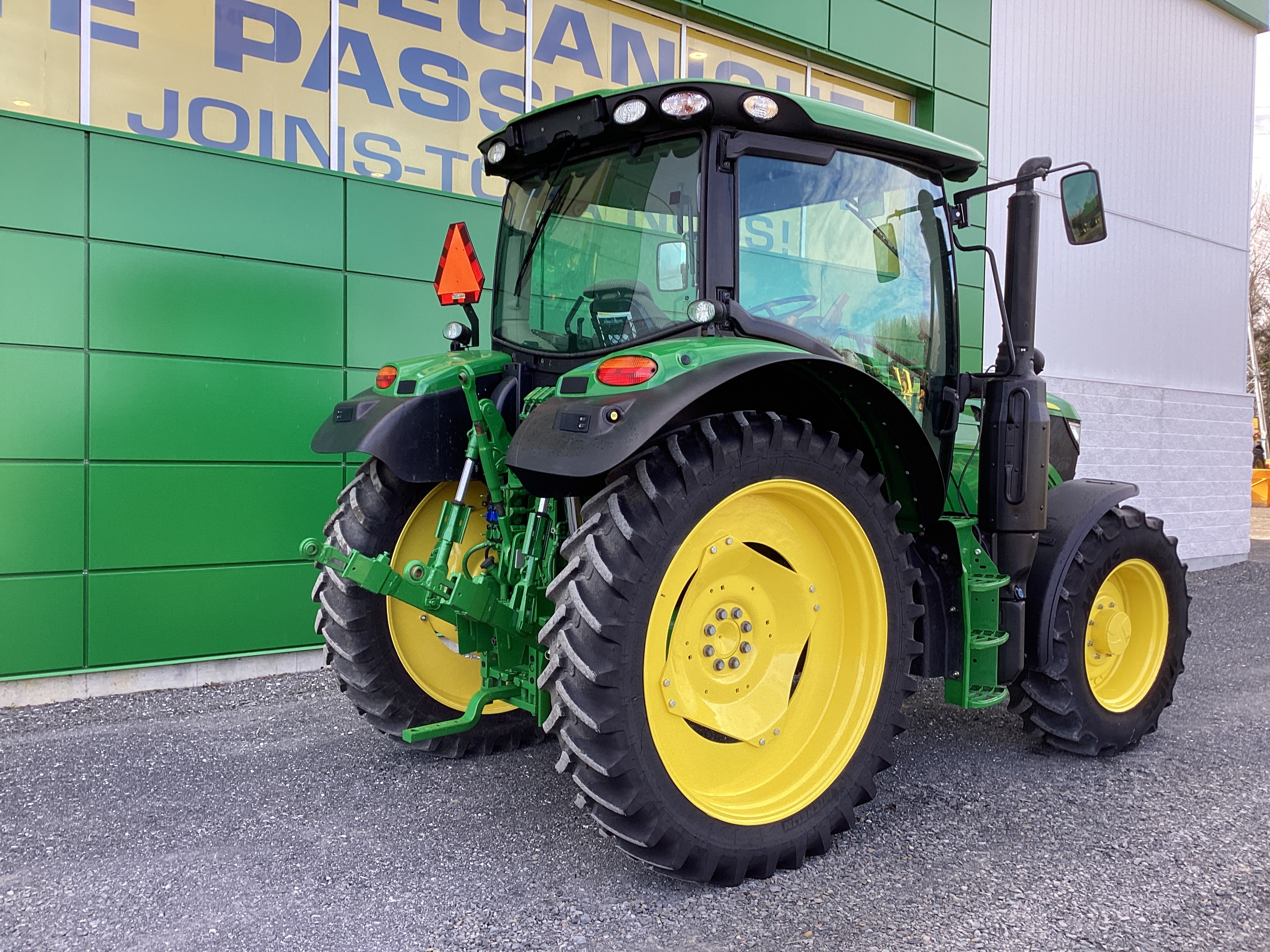 John Deere 6110R  