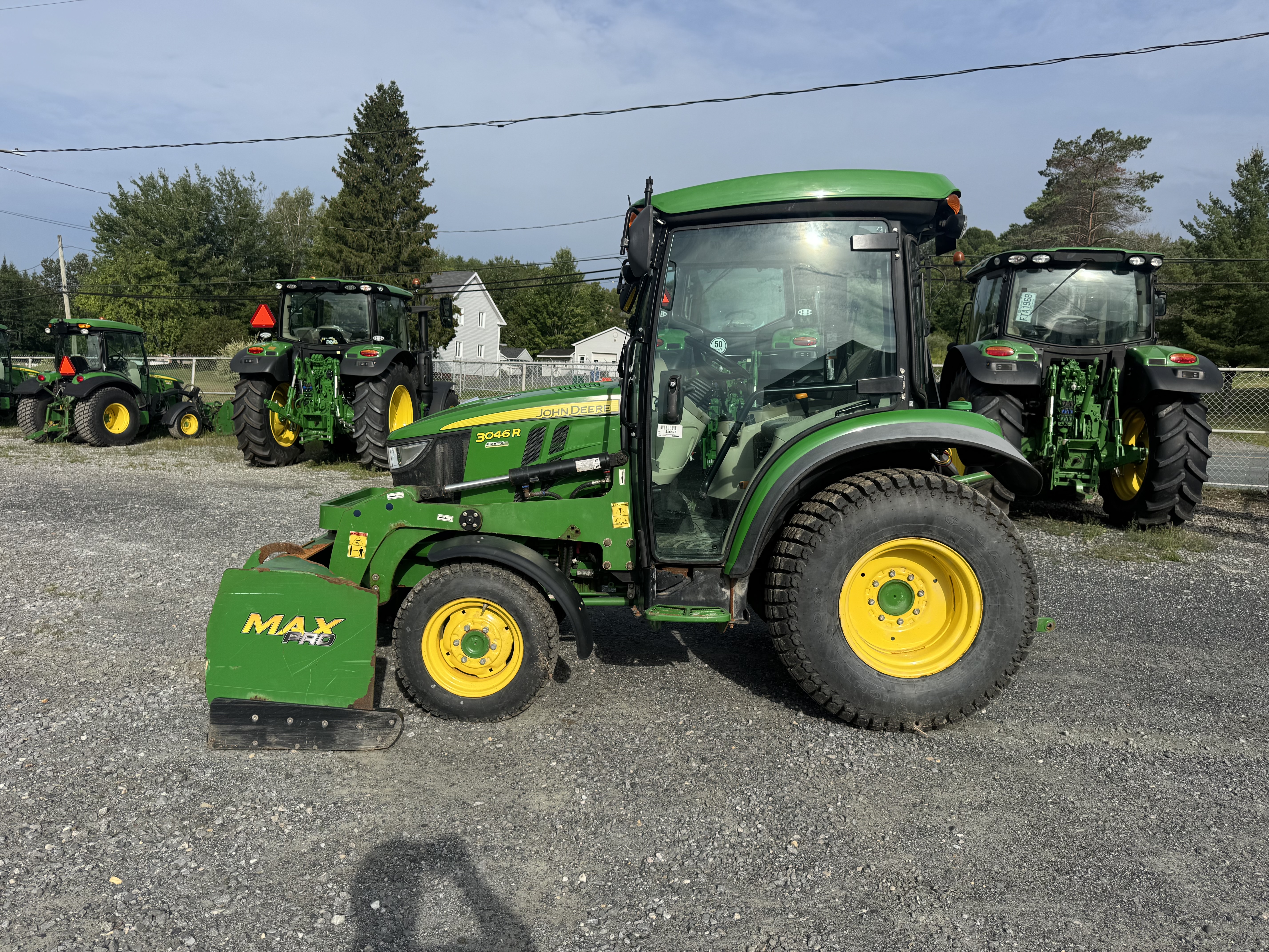 John Deere 3046R GRATTE