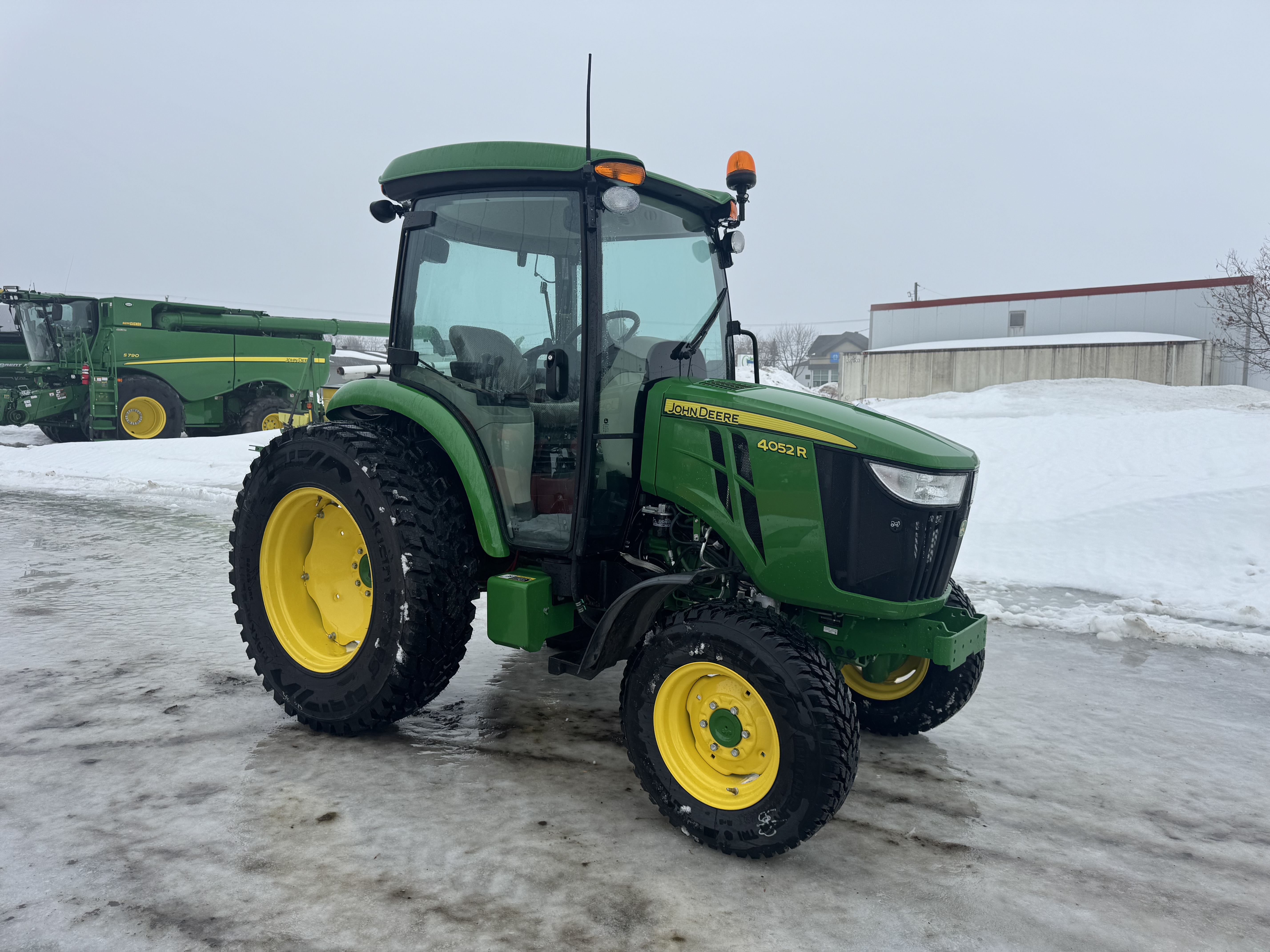 John Deere 4052R NOKIAN  