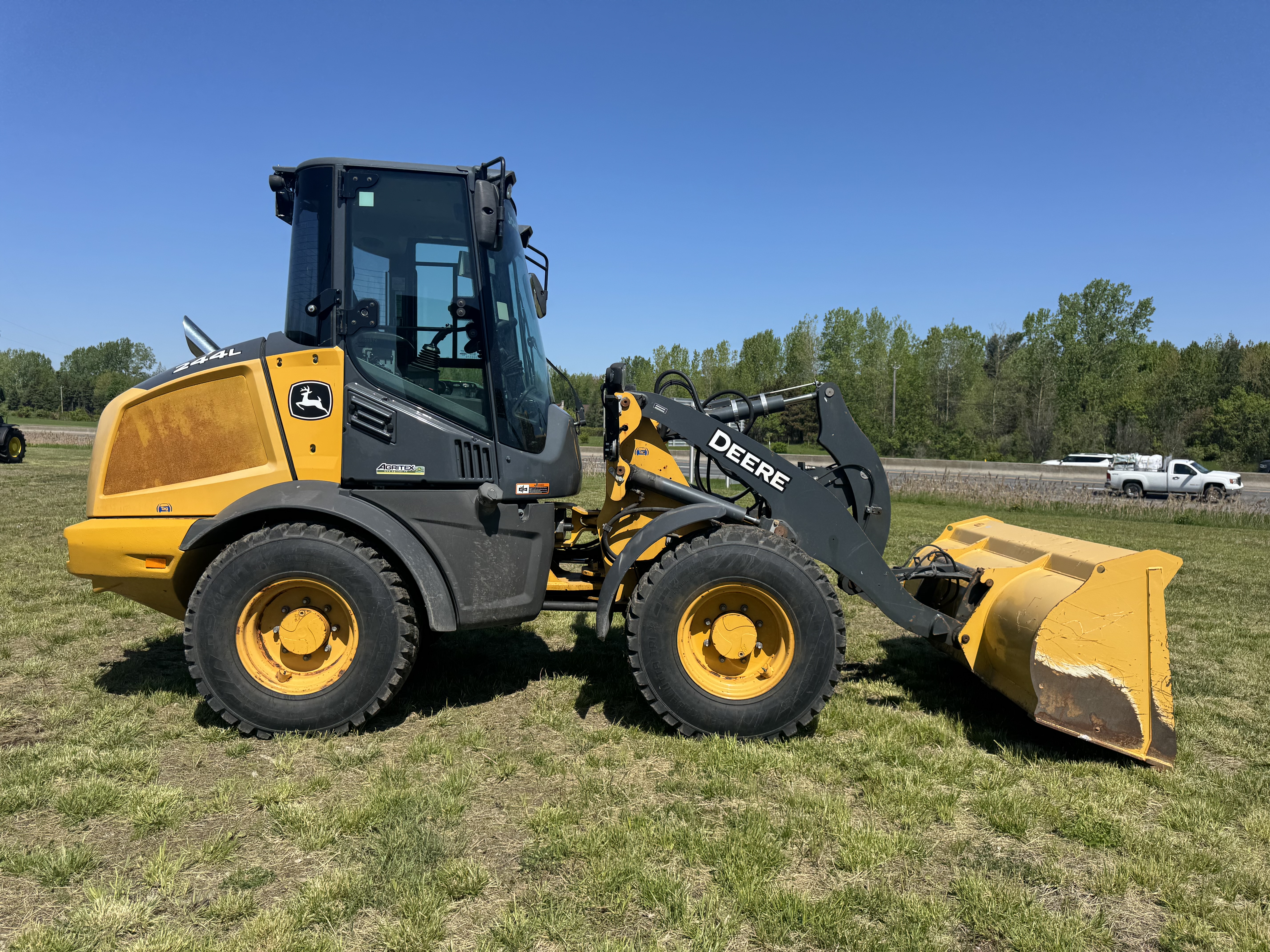 John Deere 244L