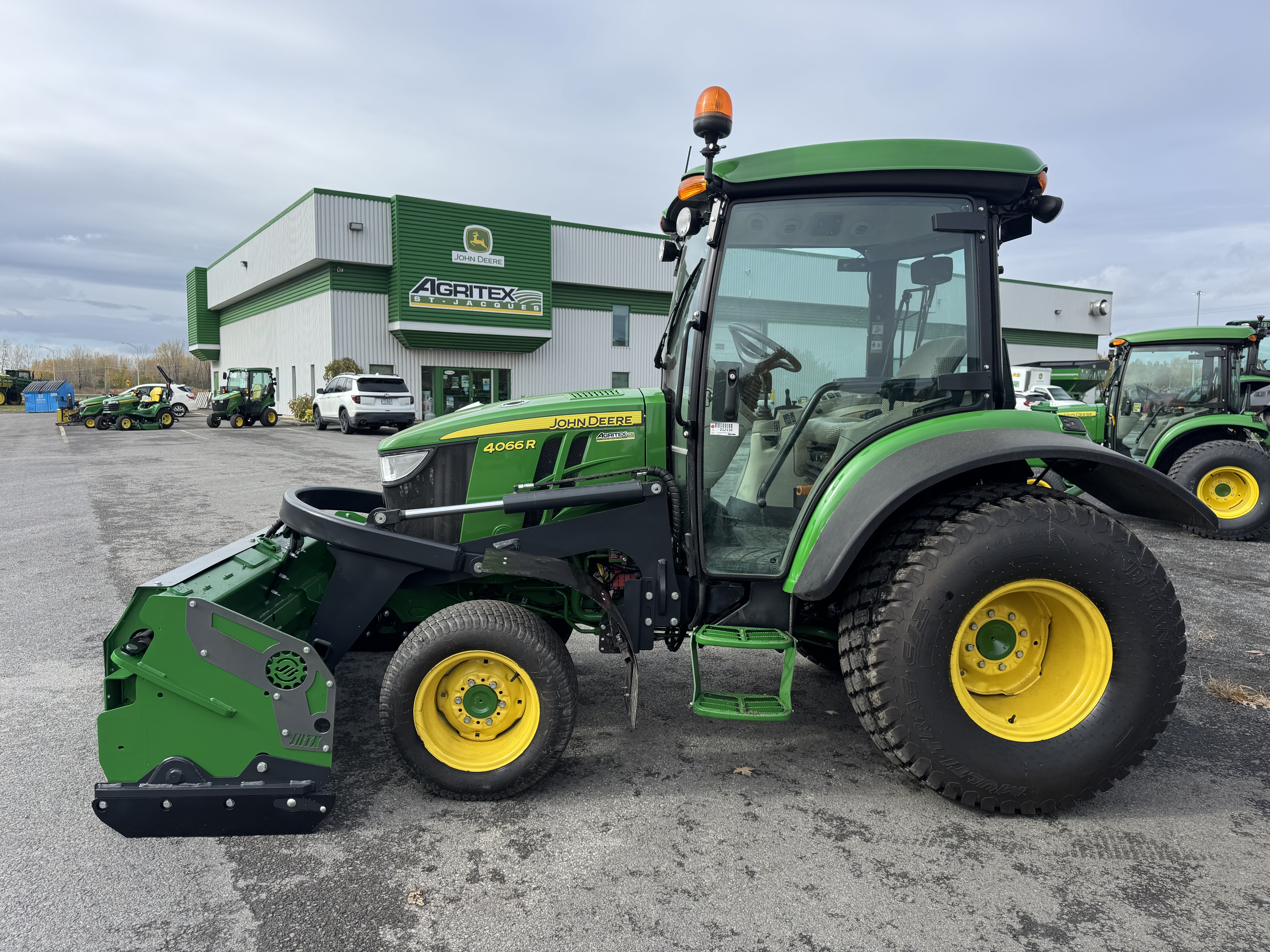 John Deere 4066R TURF GRATTE 