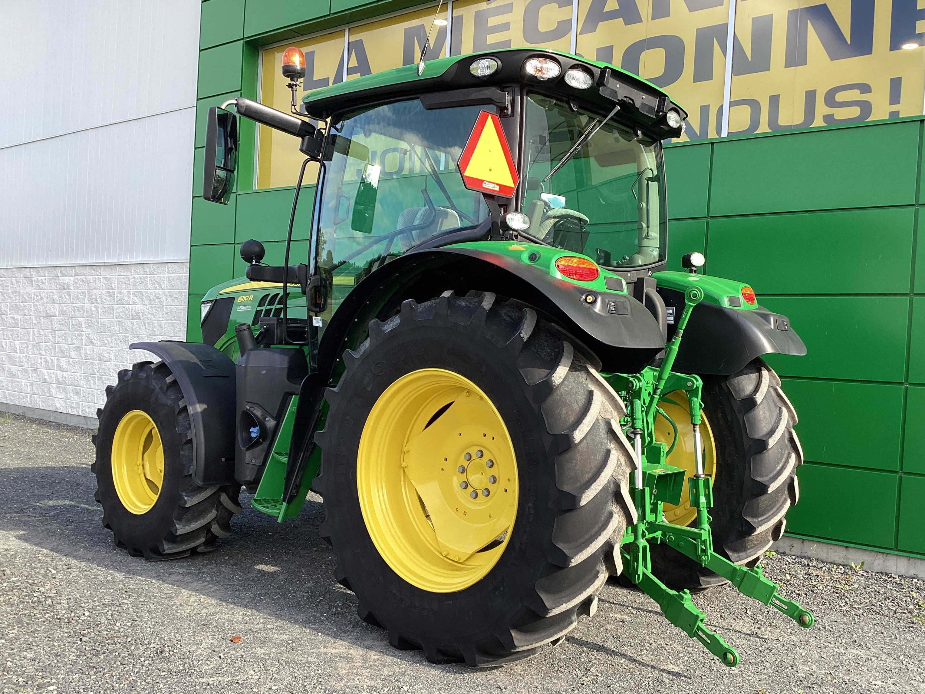 John Deere 6110R 