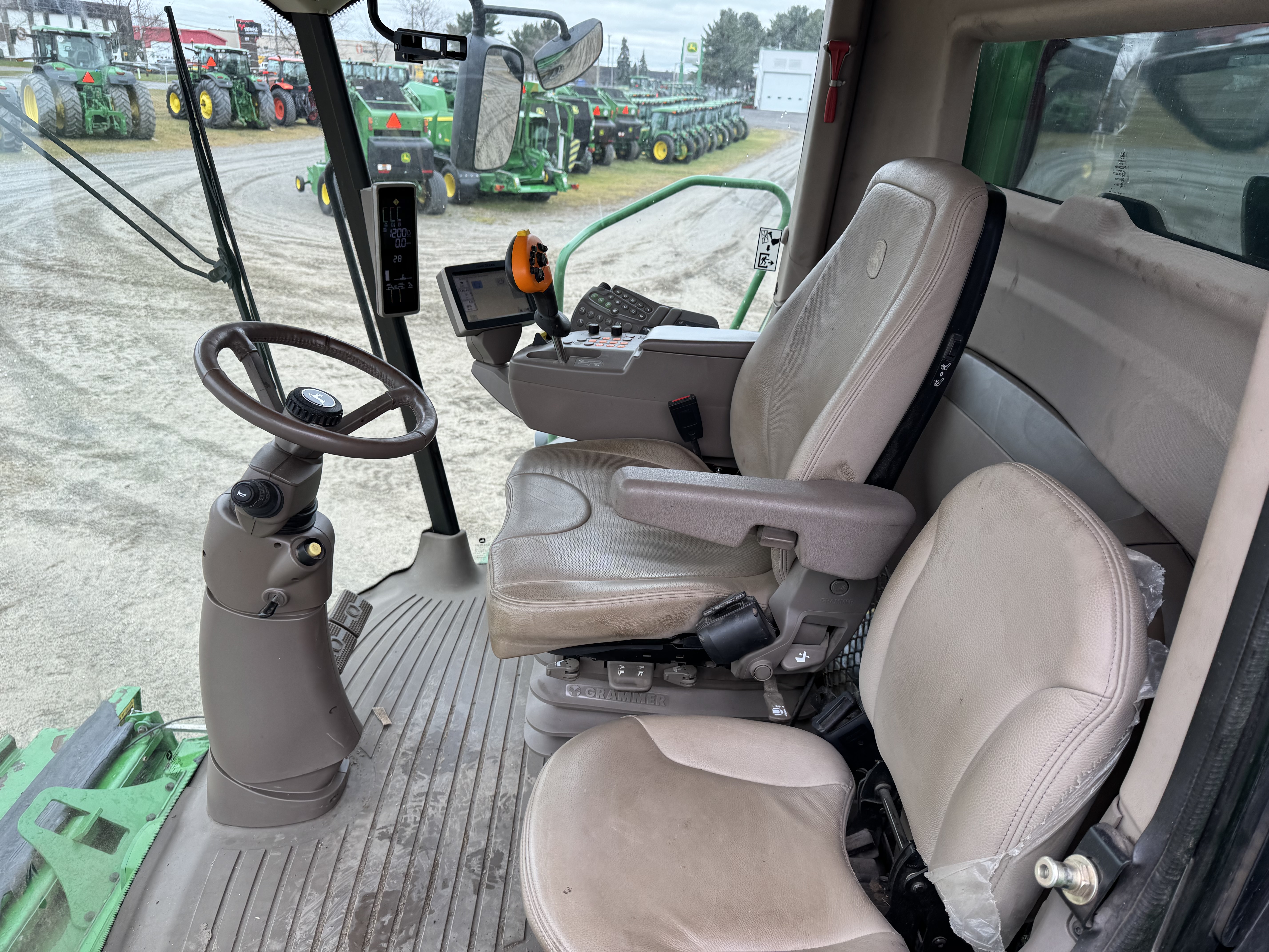 John Deere T670 