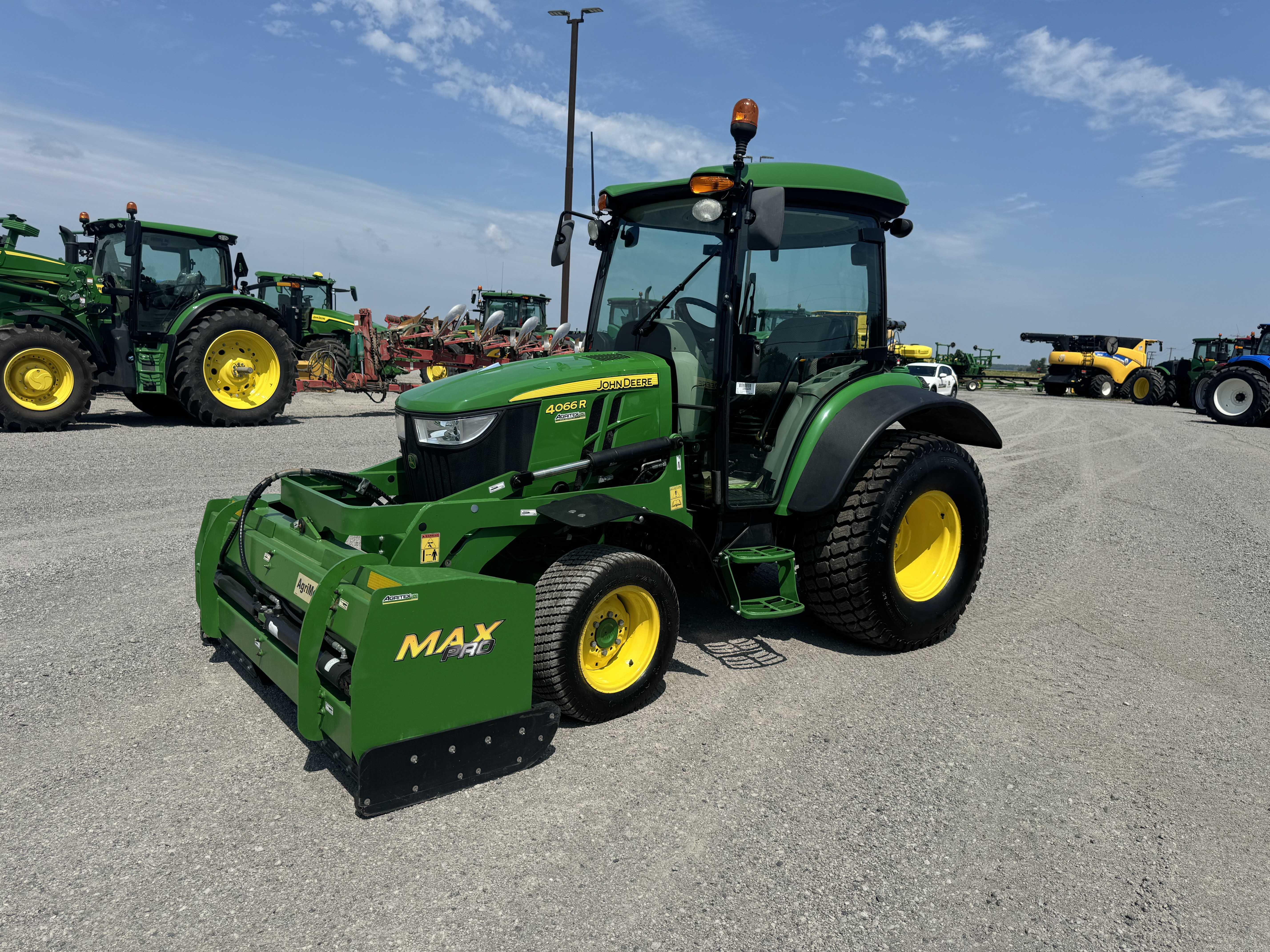 John Deere 4066R TURF GRATTE 