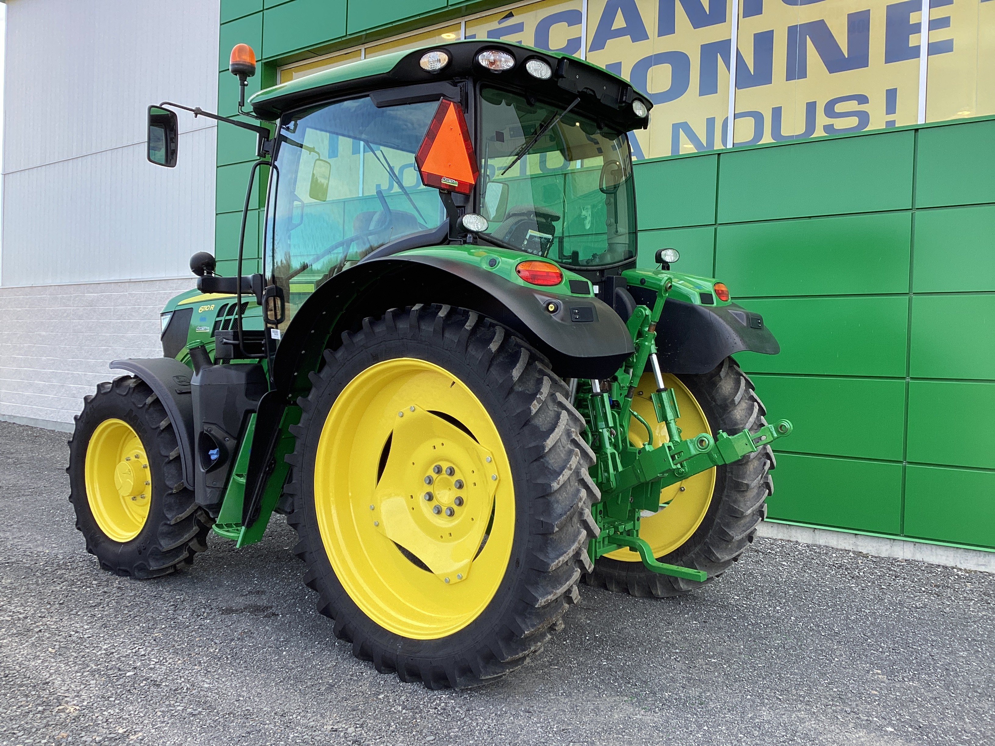 John Deere 6110R  