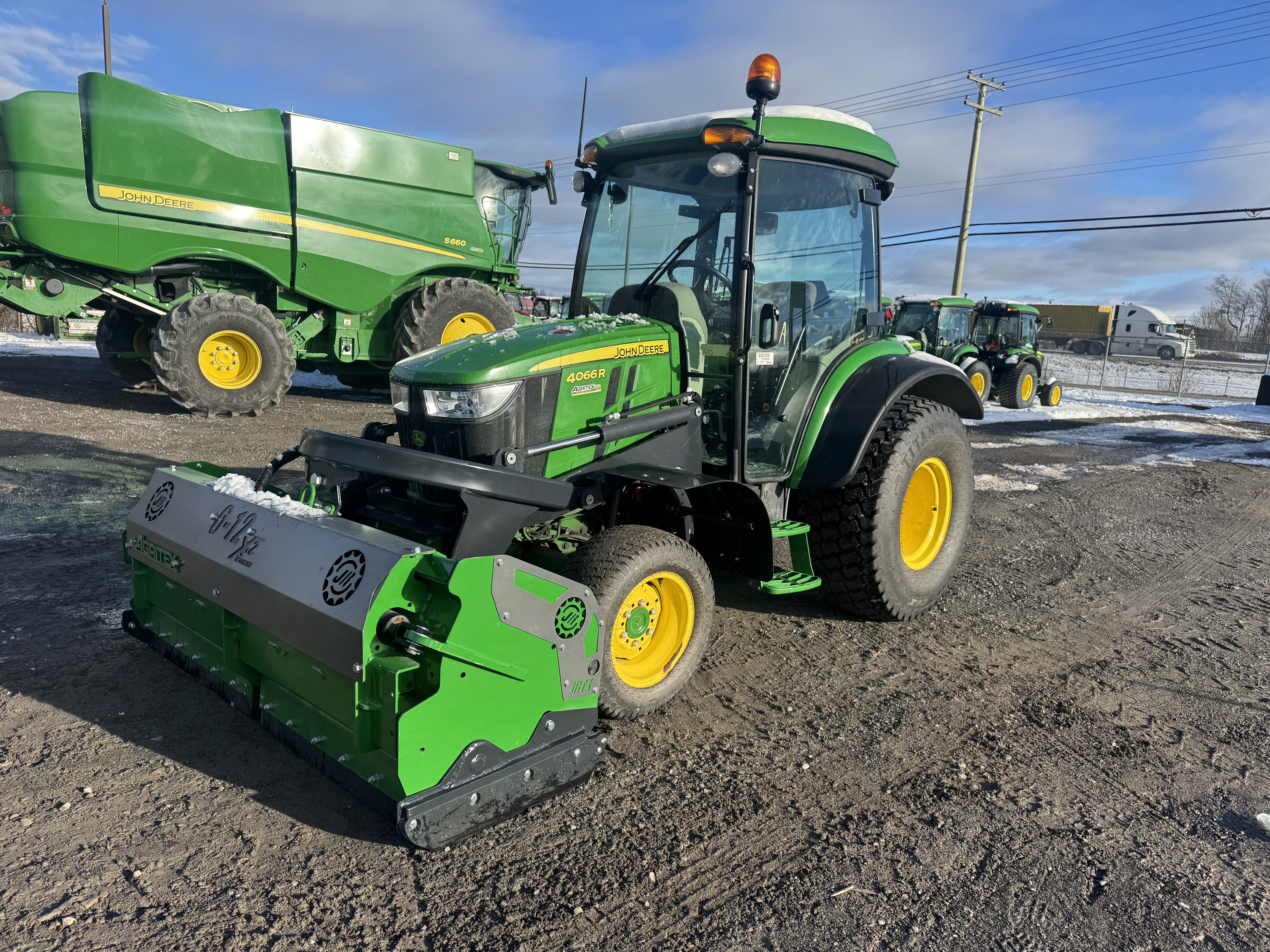 John Deere 4066R TURF GRATTE 