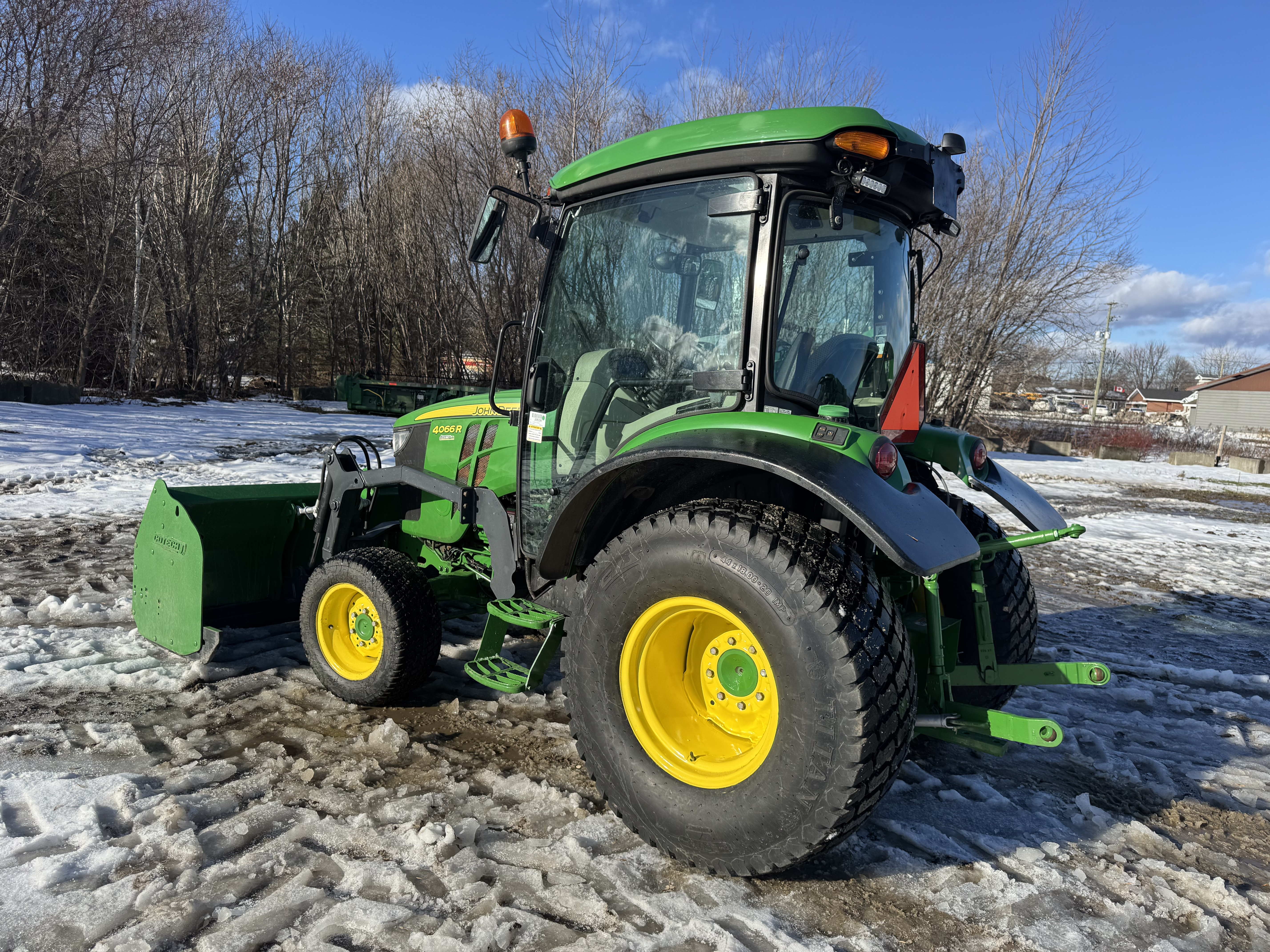 John Deere 4066R GRATTE TURF   