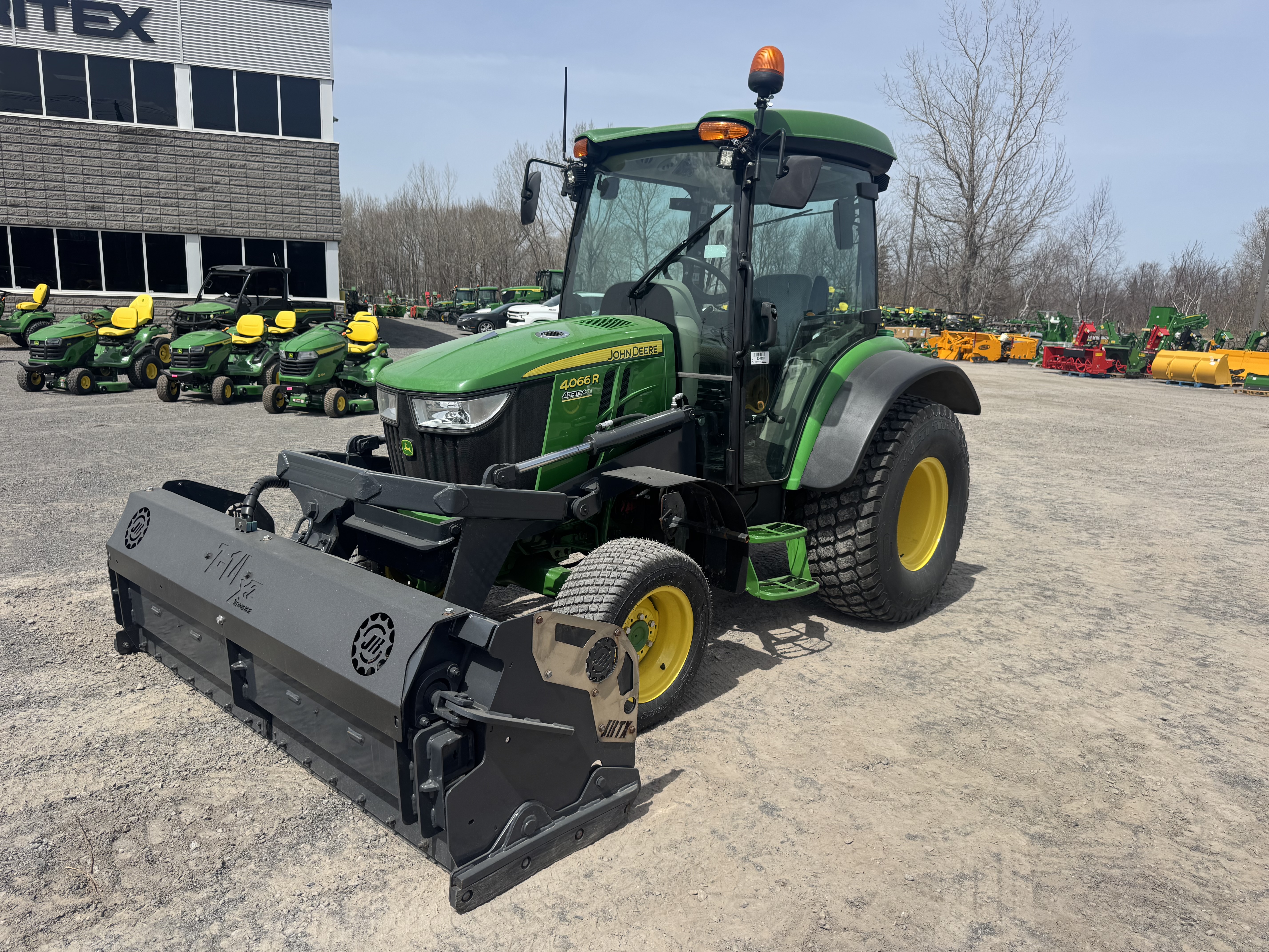 John Deere 4066R GRATTE TURF    