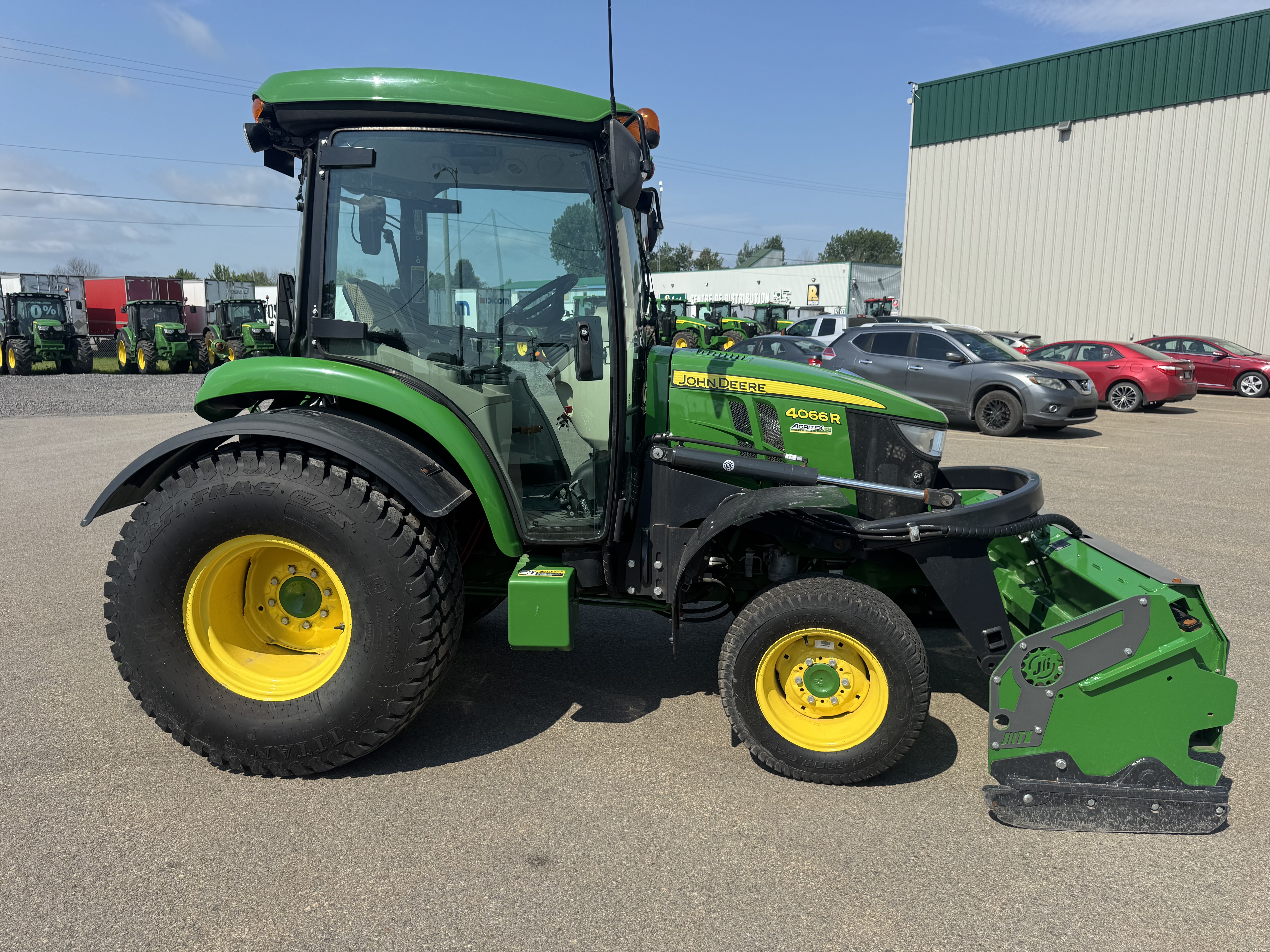 John Deere 4066R TURF GRATTE 