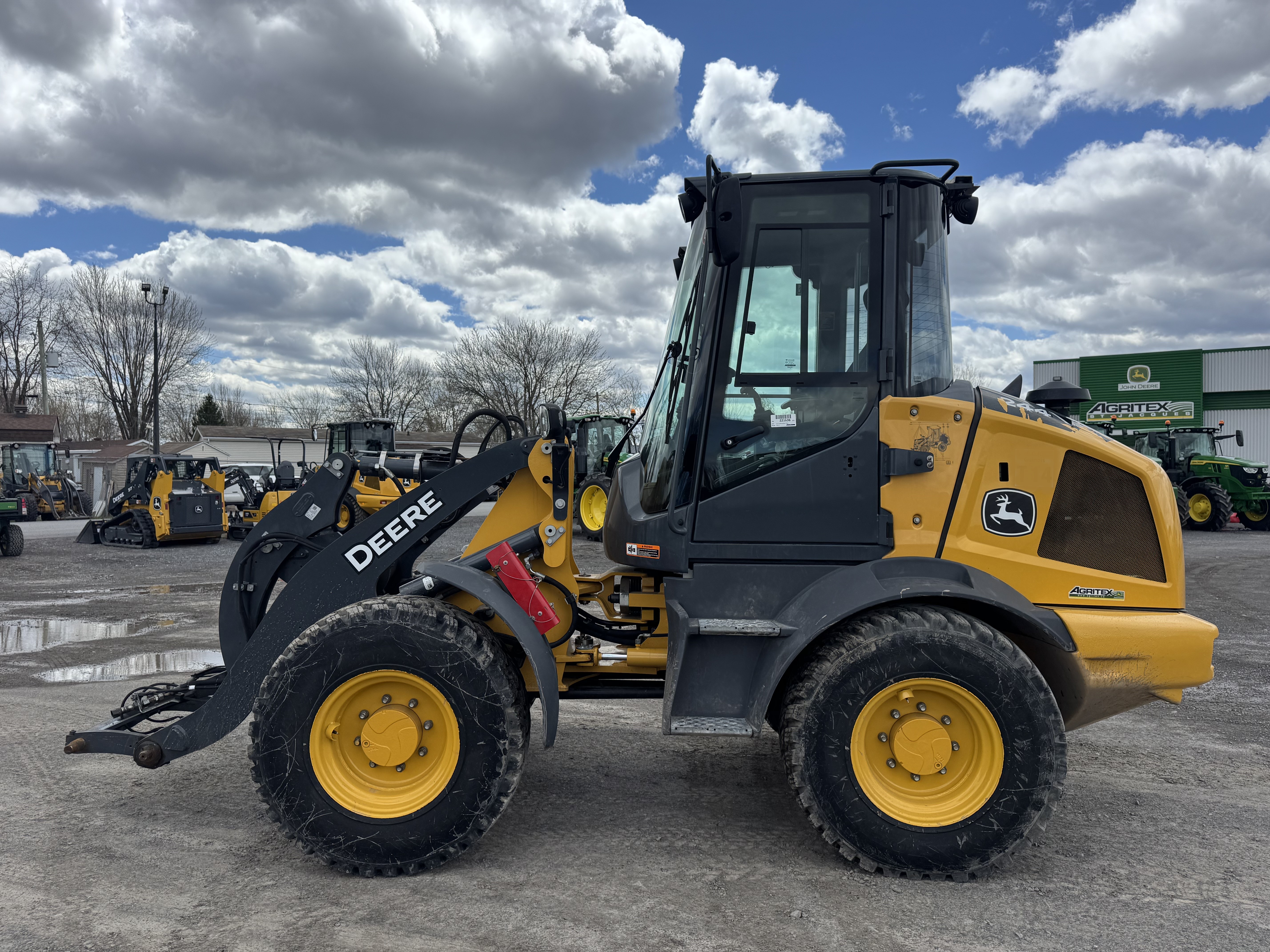 John Deere 244P
