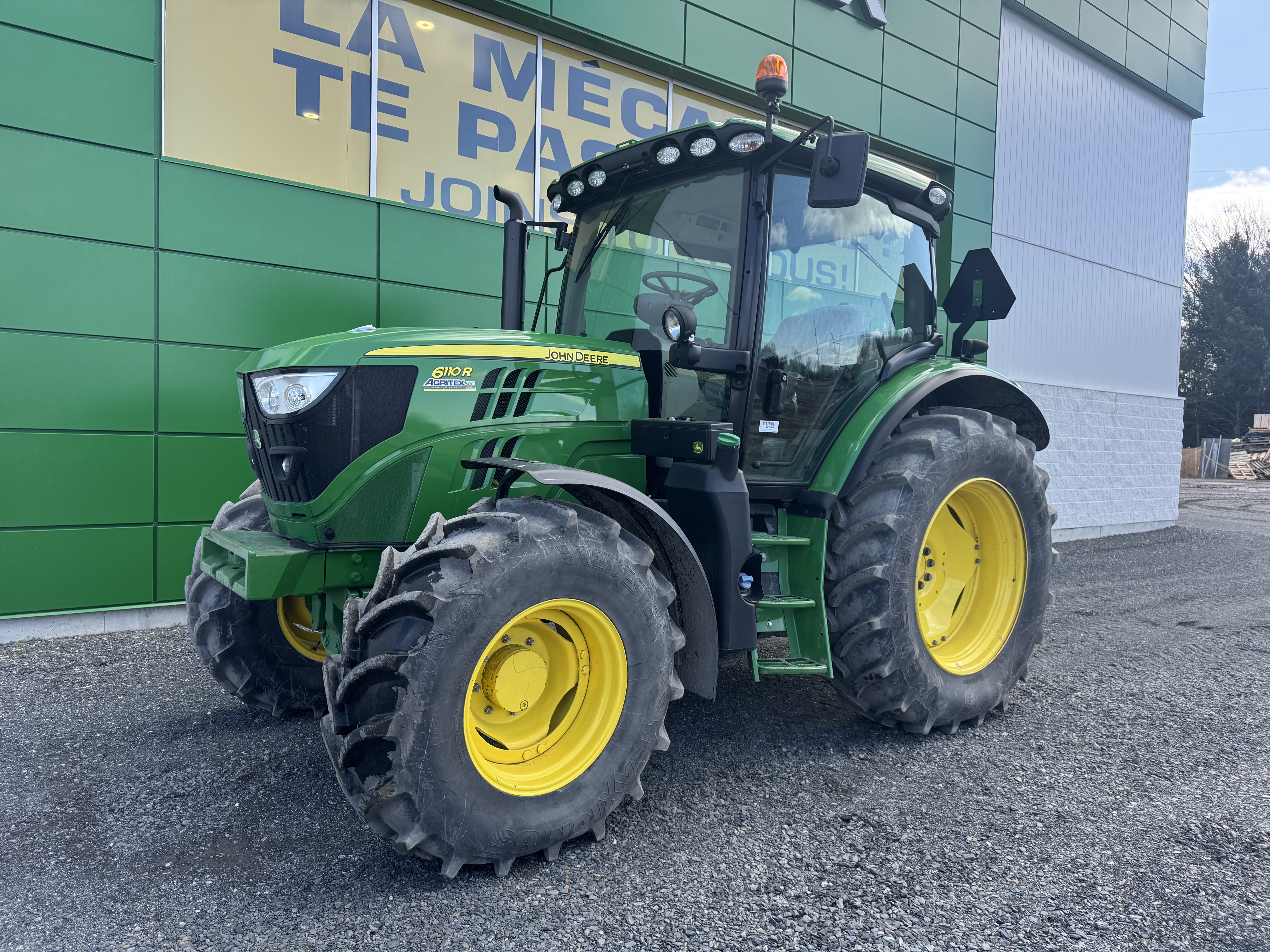 John Deere 6110R 