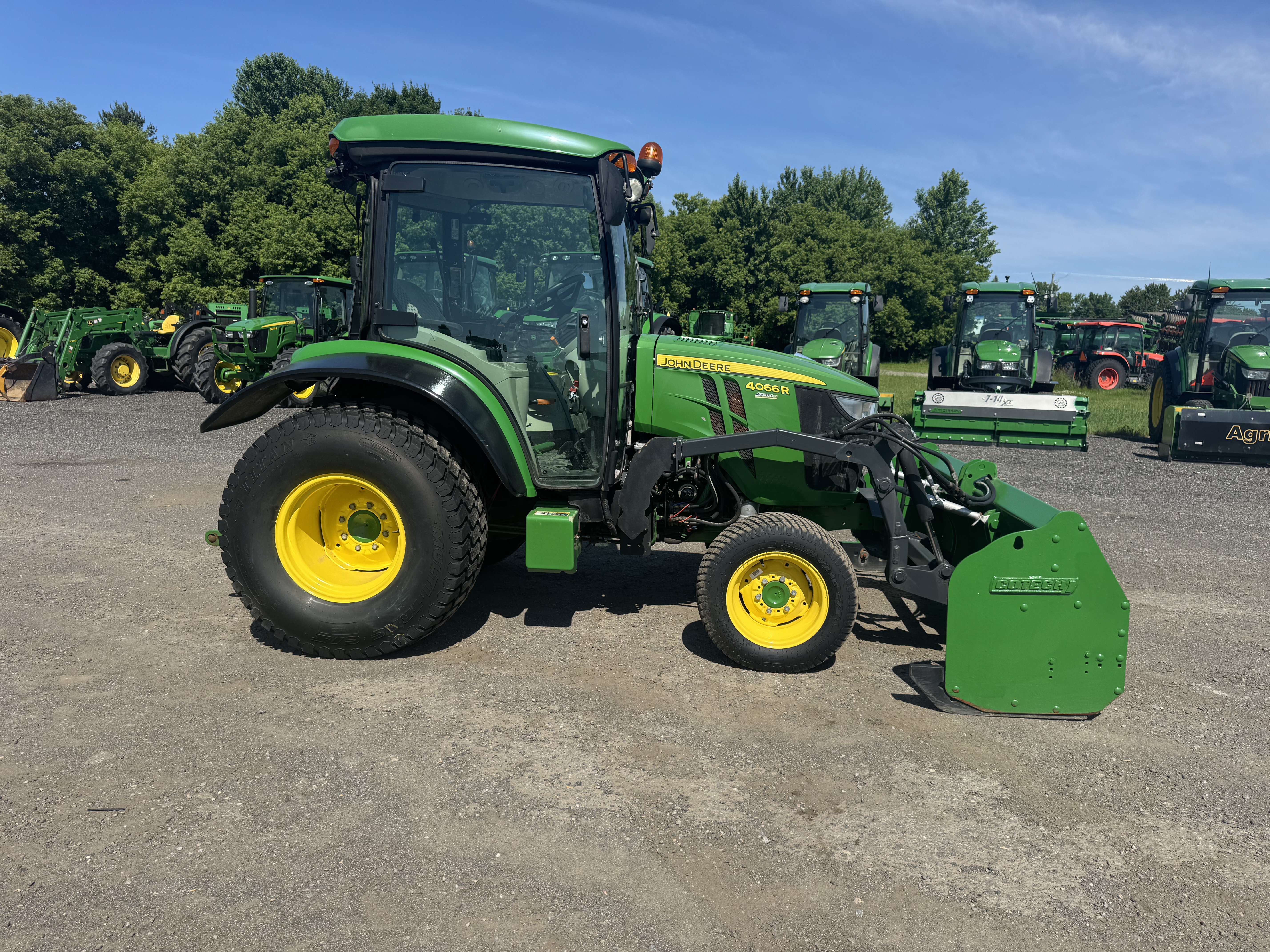 John Deere 4066R GRATTE TURF   