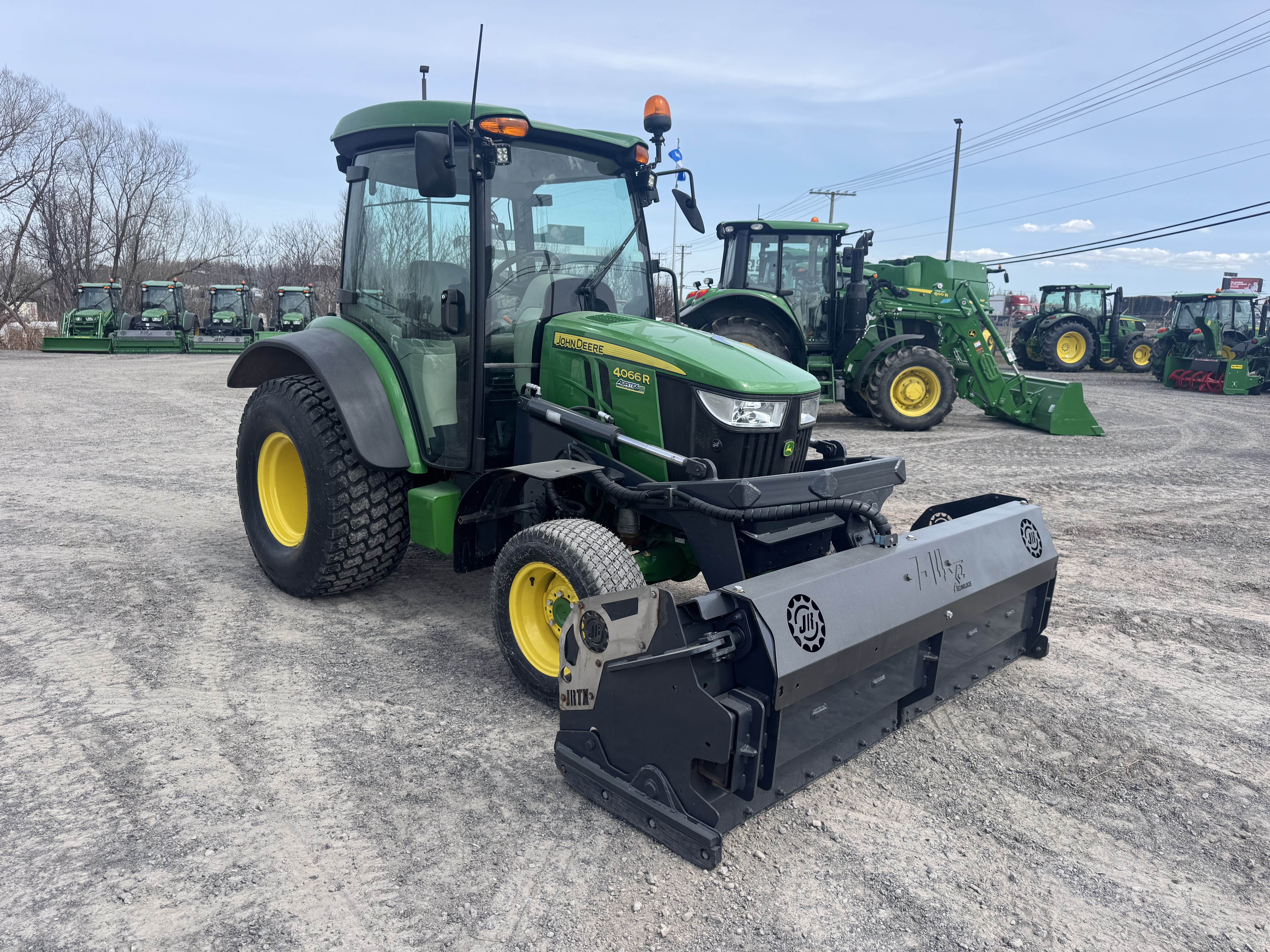 John Deere 4066R GRATTE TURF    