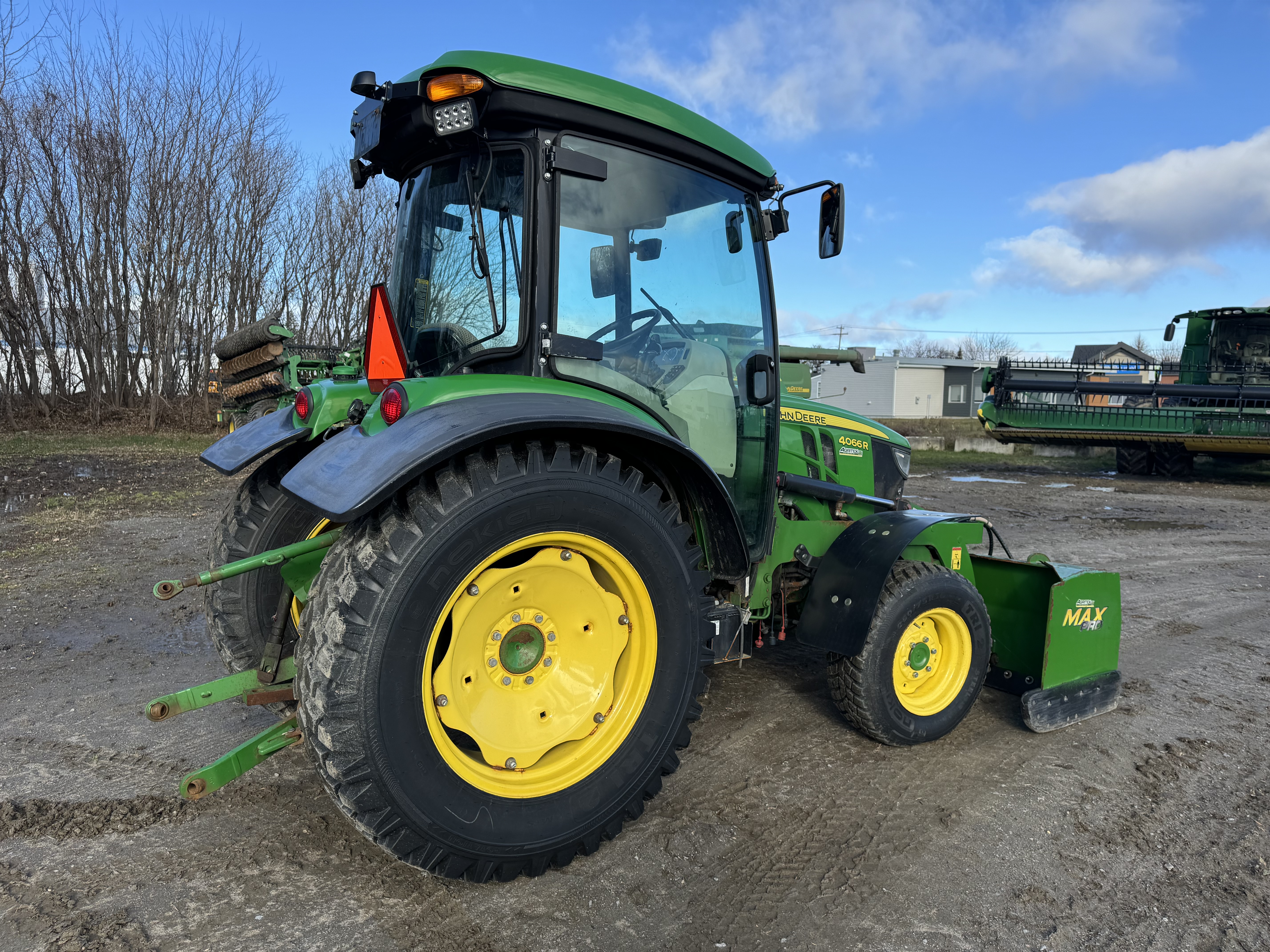 John Deere 4066R GRATTE NOKIAN  