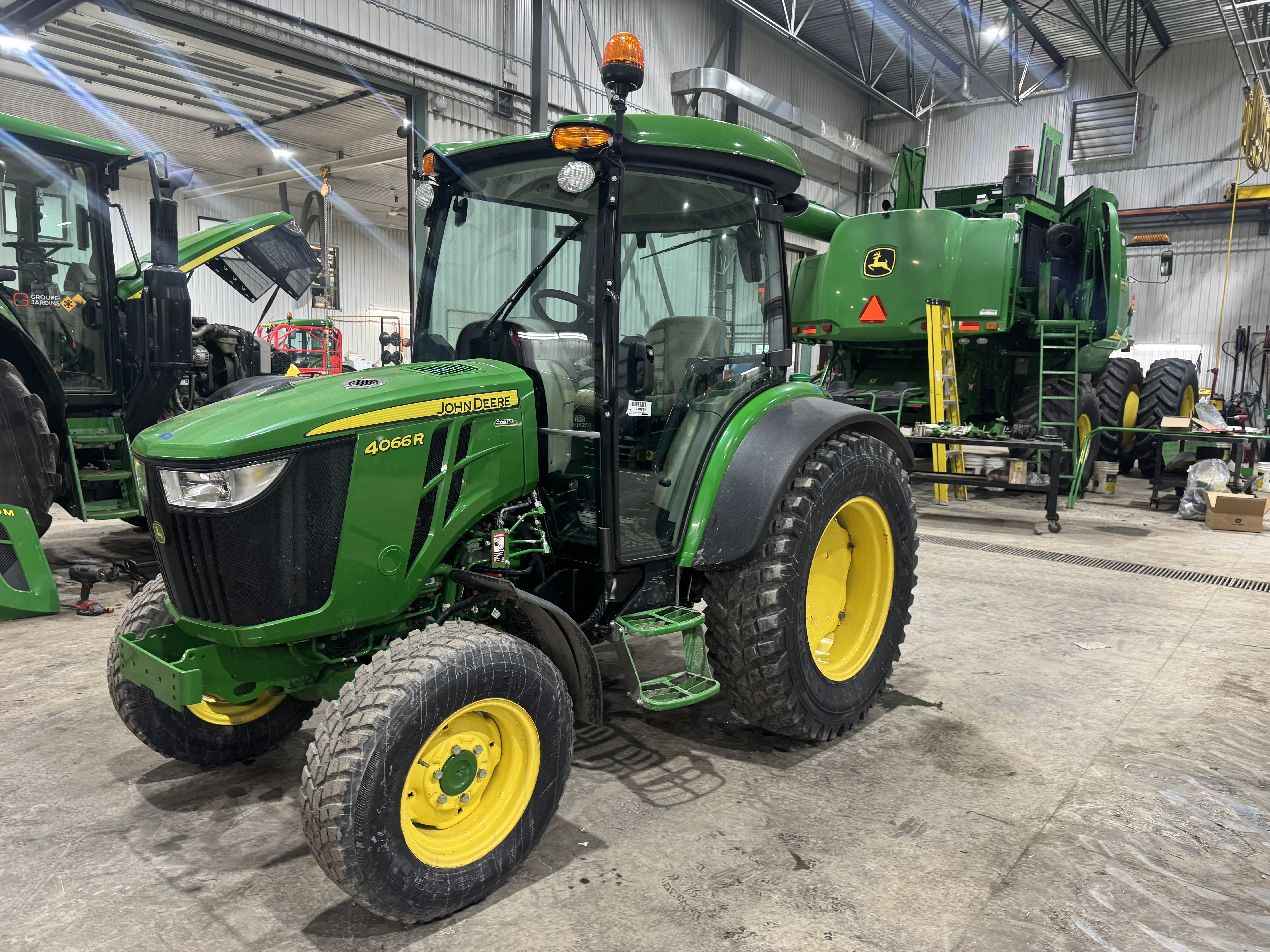 John Deere 4066R NOKIAN 