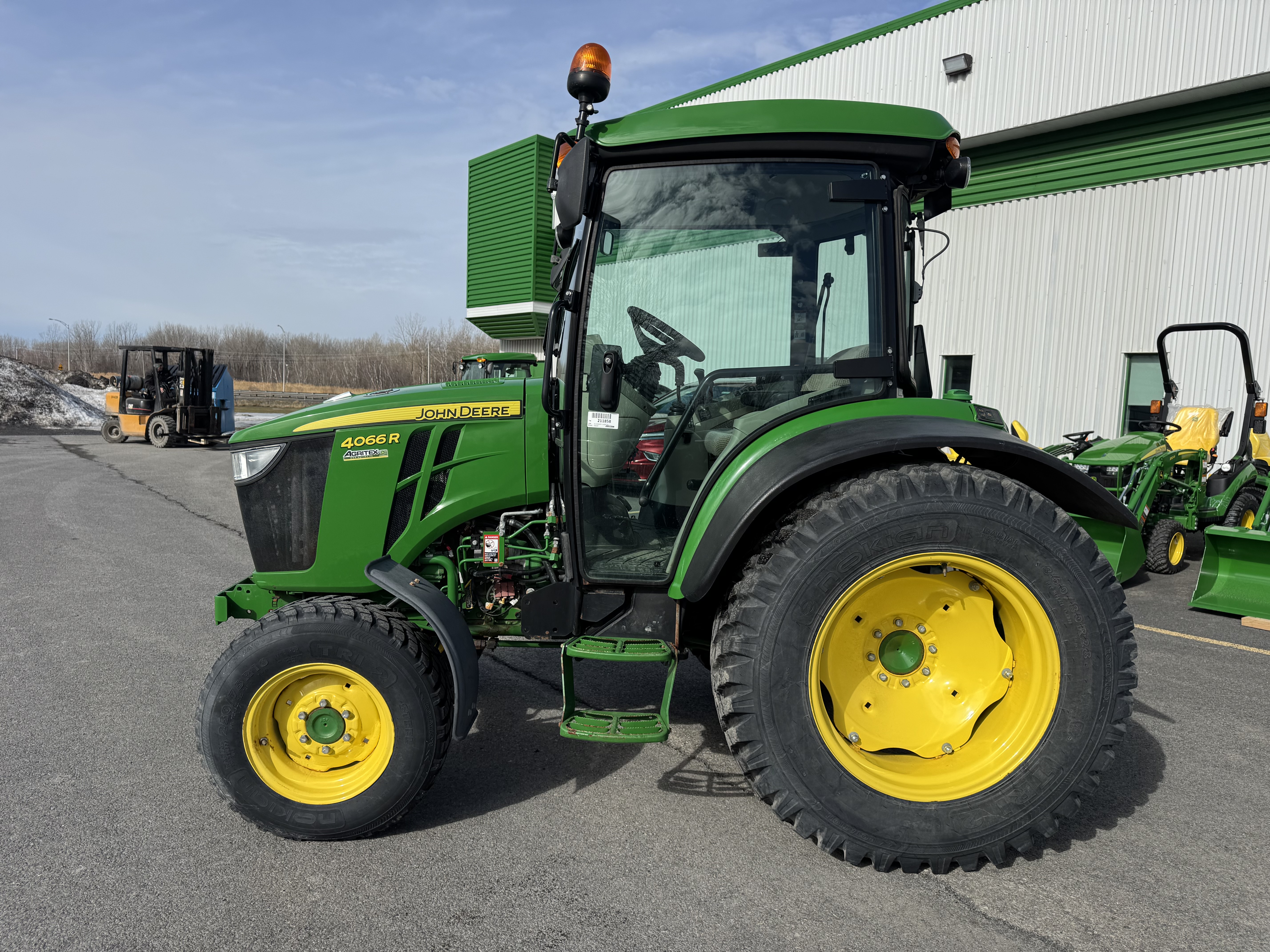 John Deere 4066R NOKIAN 