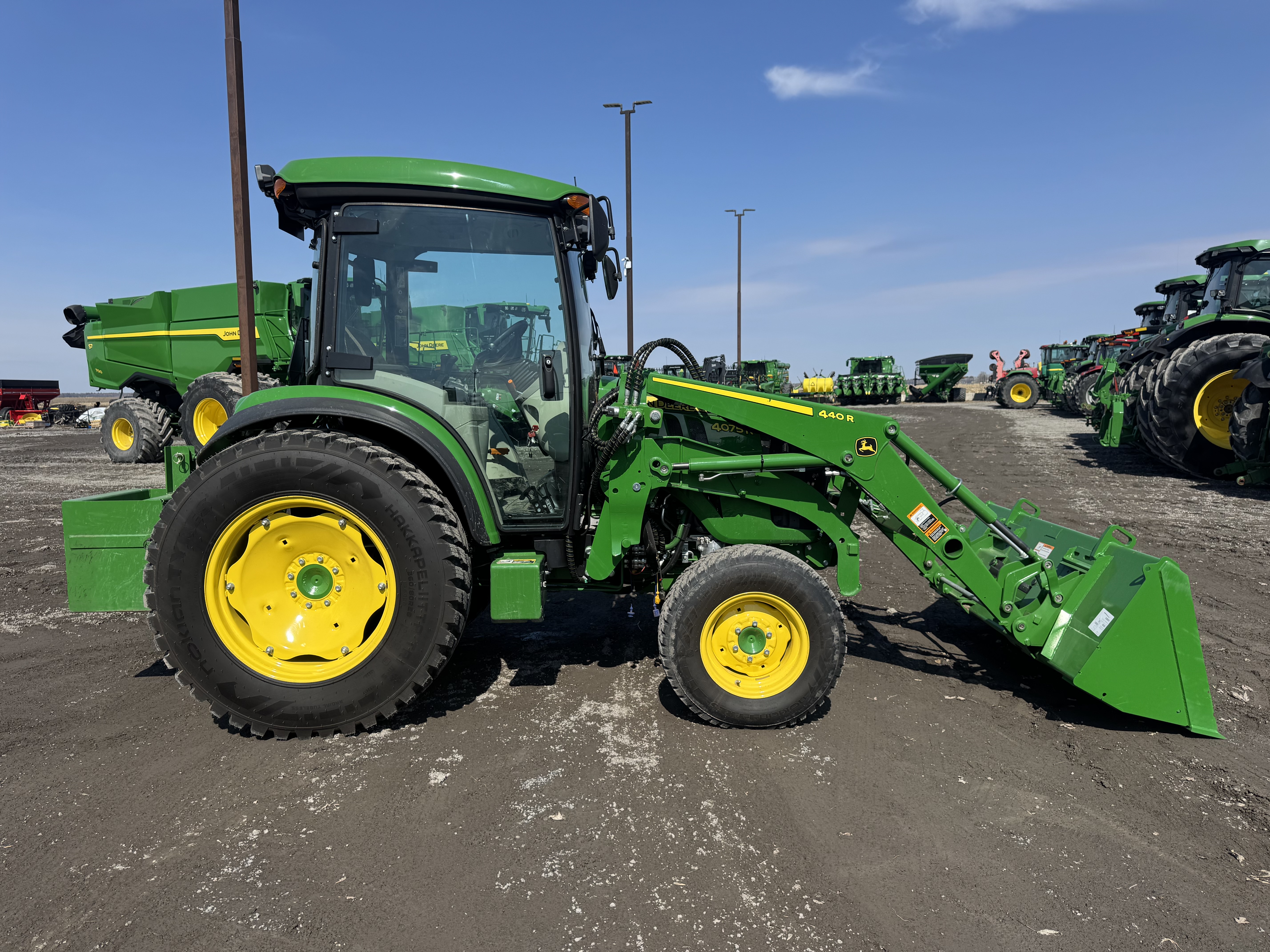 John Deere 4075R NOKIAN LOADER