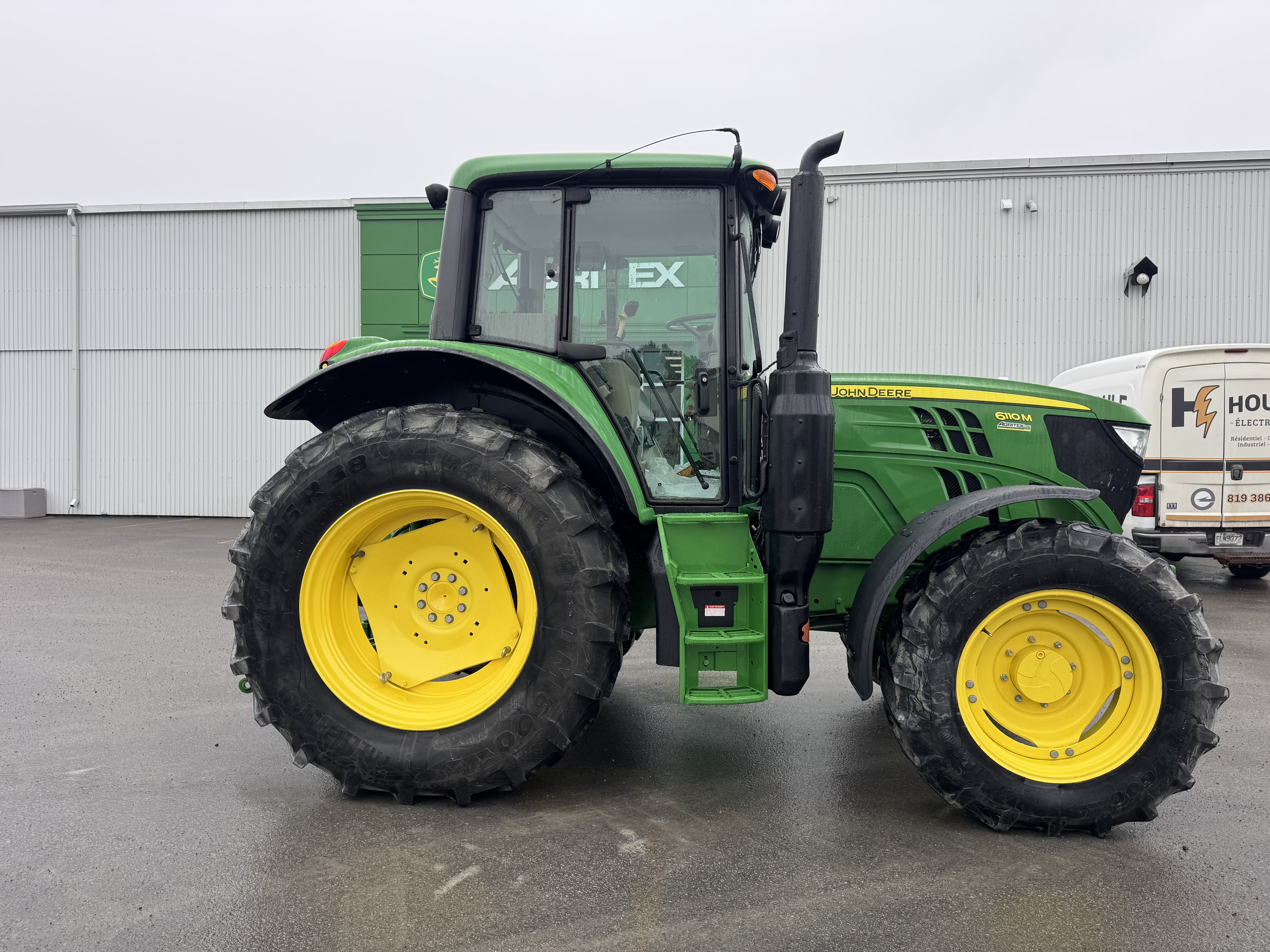 John Deere 6110M
