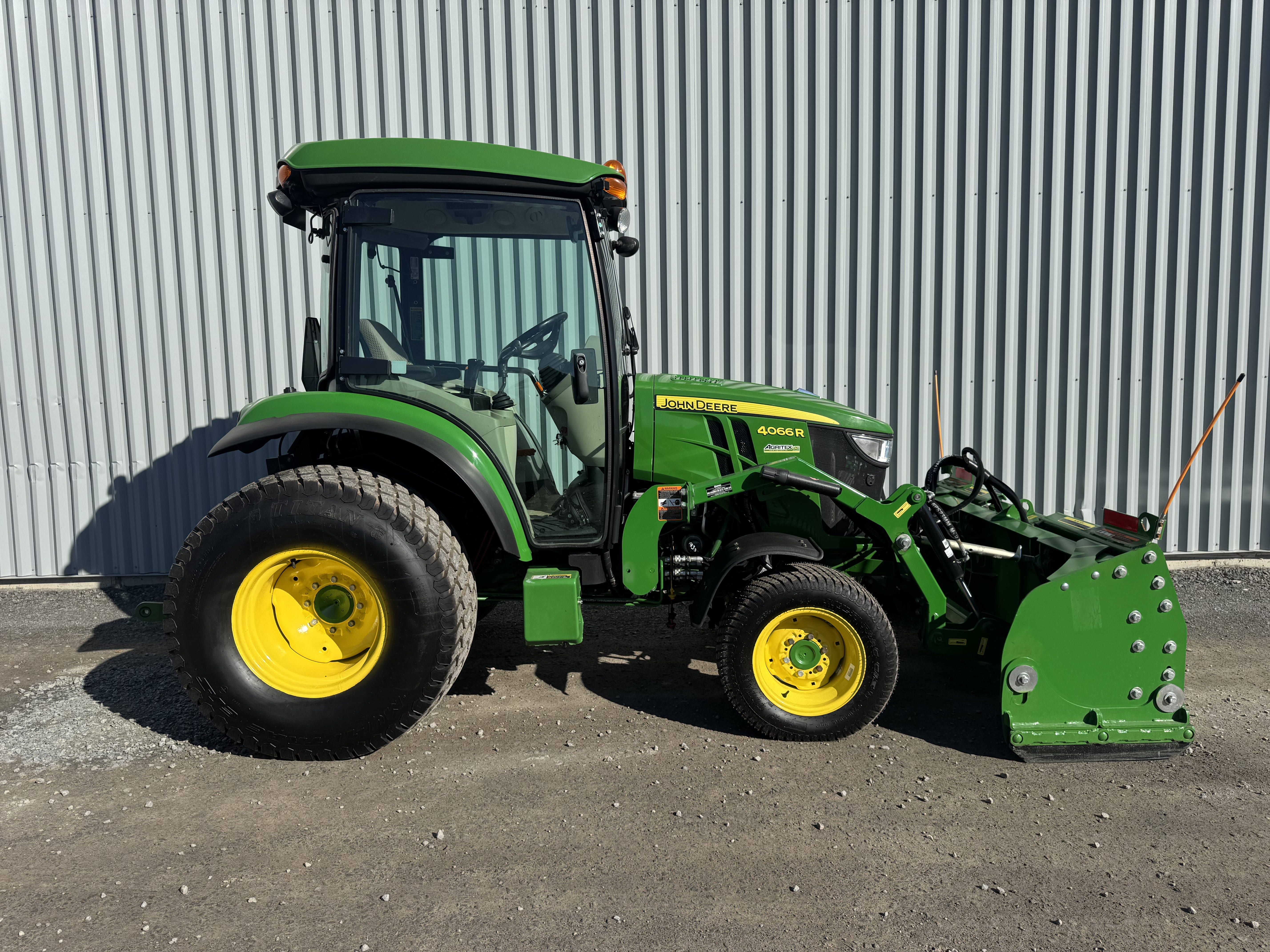 John Deere 4066R GRATTE TURF    