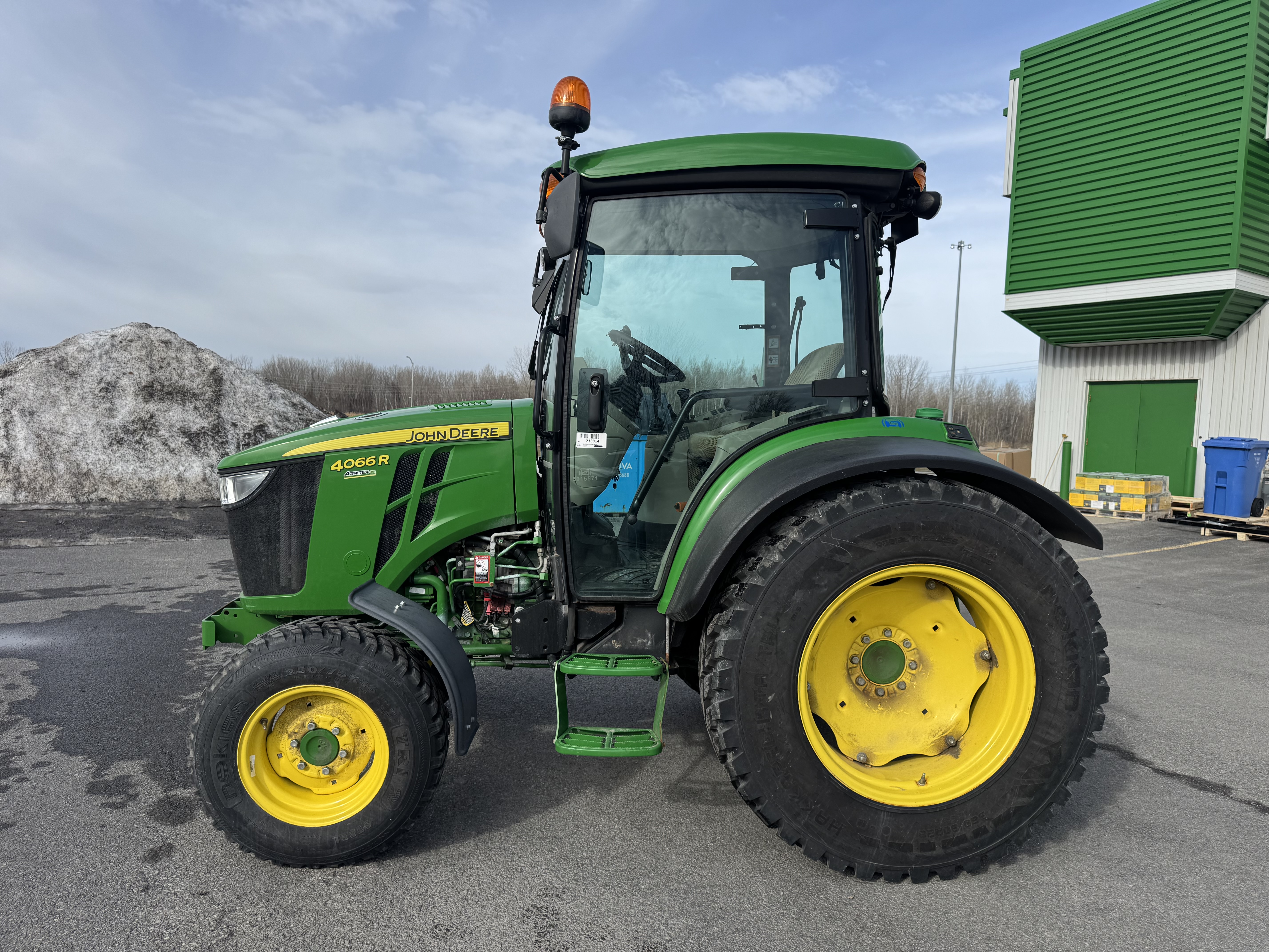 John Deere 4066R GRATTE NOKIAN    