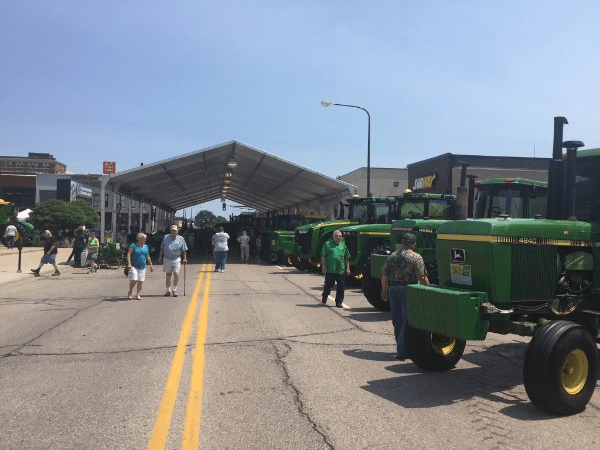 Célébrations pour les 100 ans des tracteurs John Deere