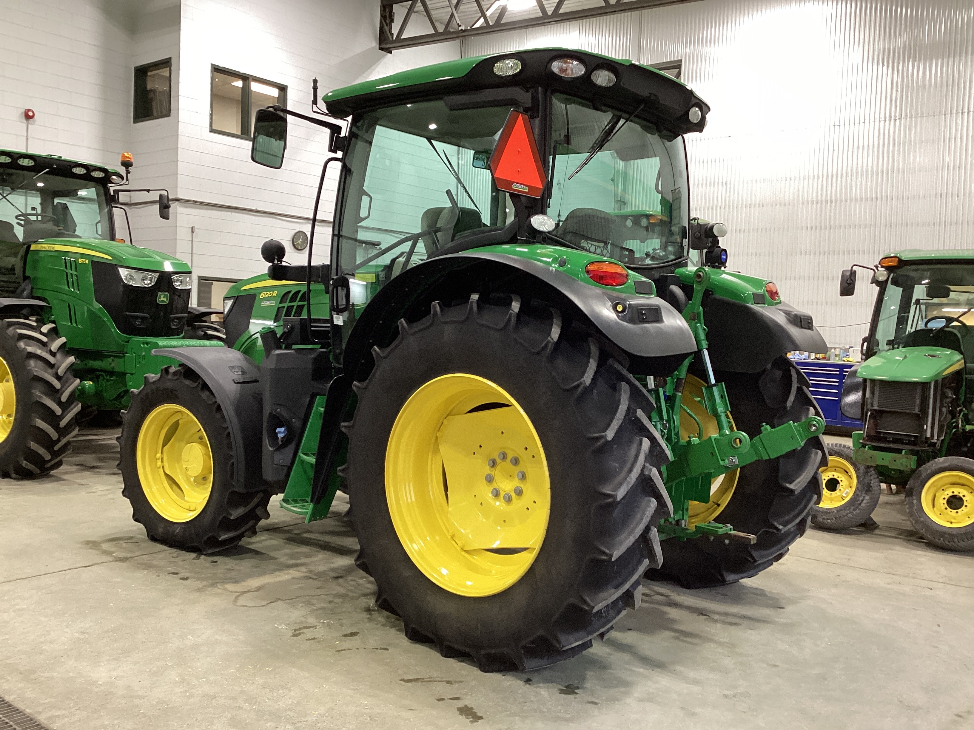 John Deere 6120R 