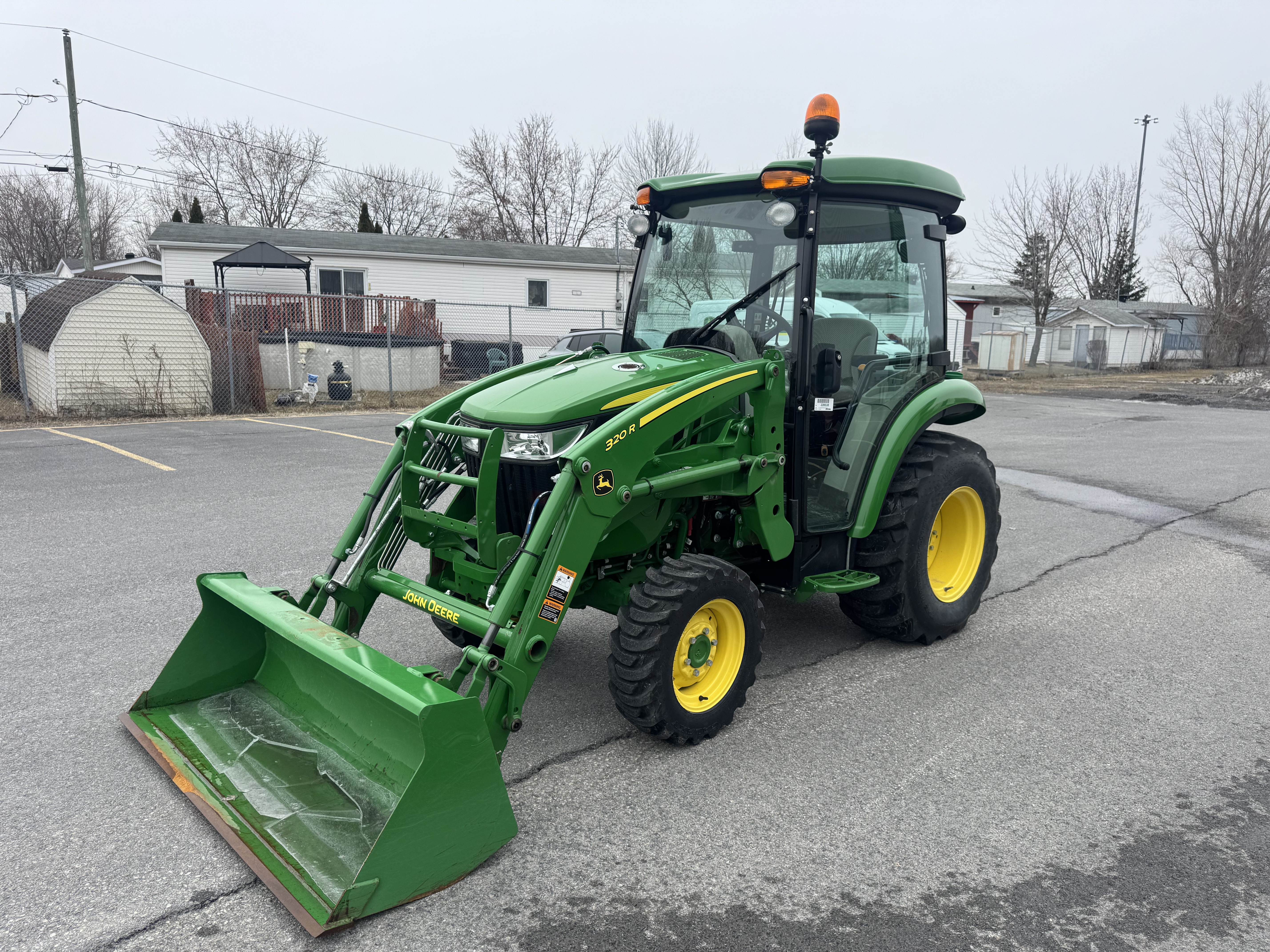 John Deere 3046R