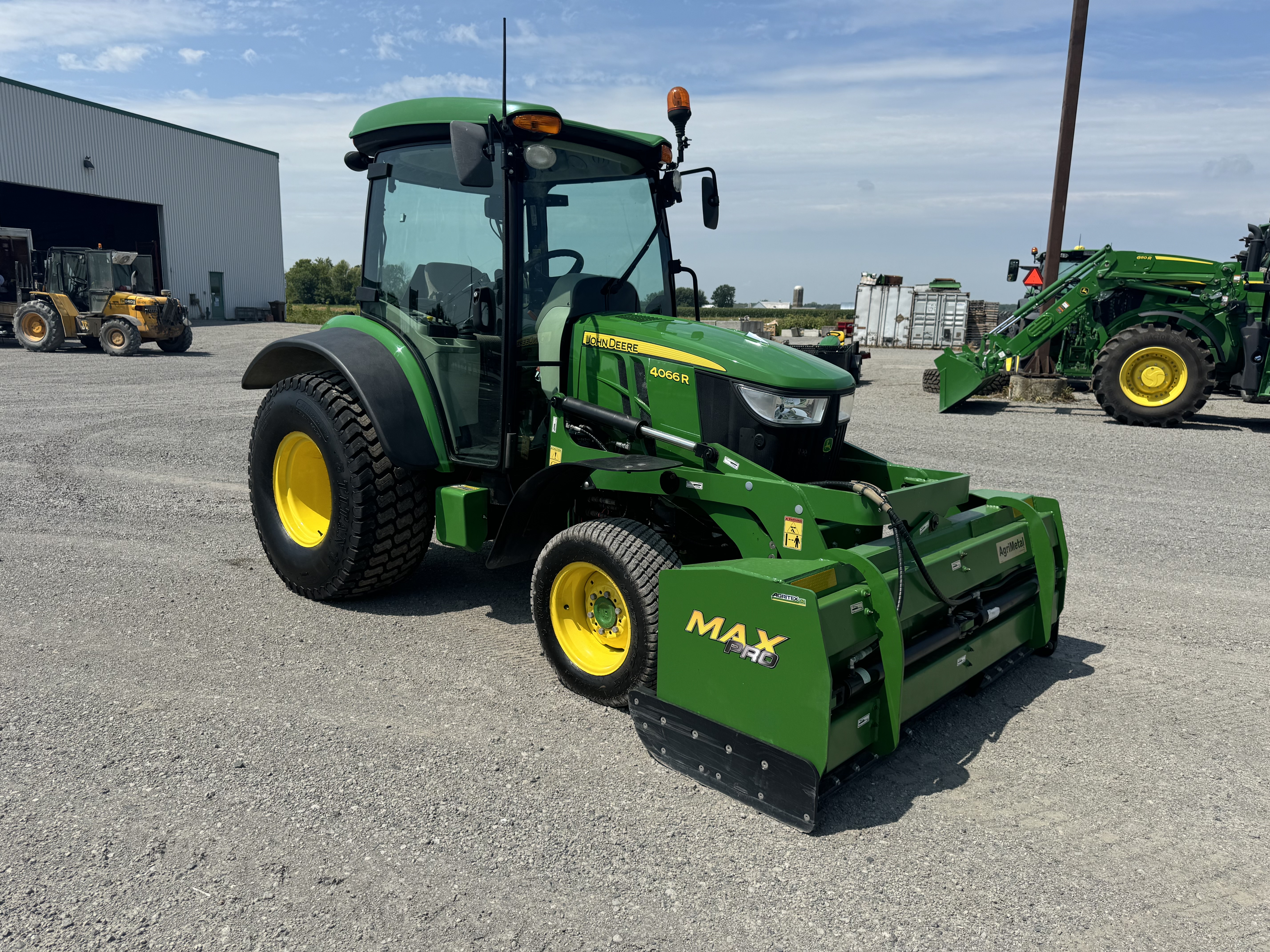John Deere 4066R TURF GRATTE 