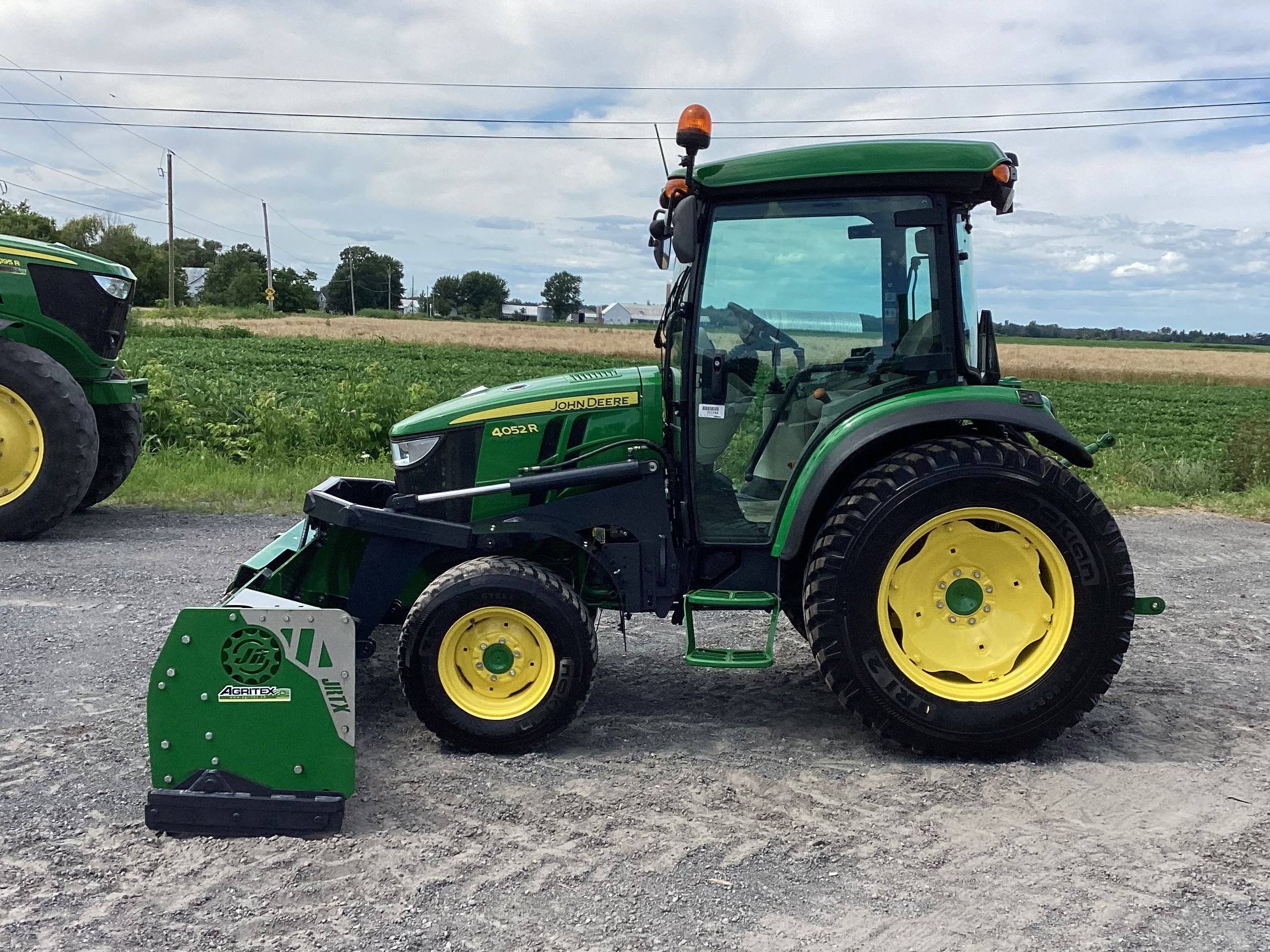 John Deere 4052R GRATTE NOKIAN 